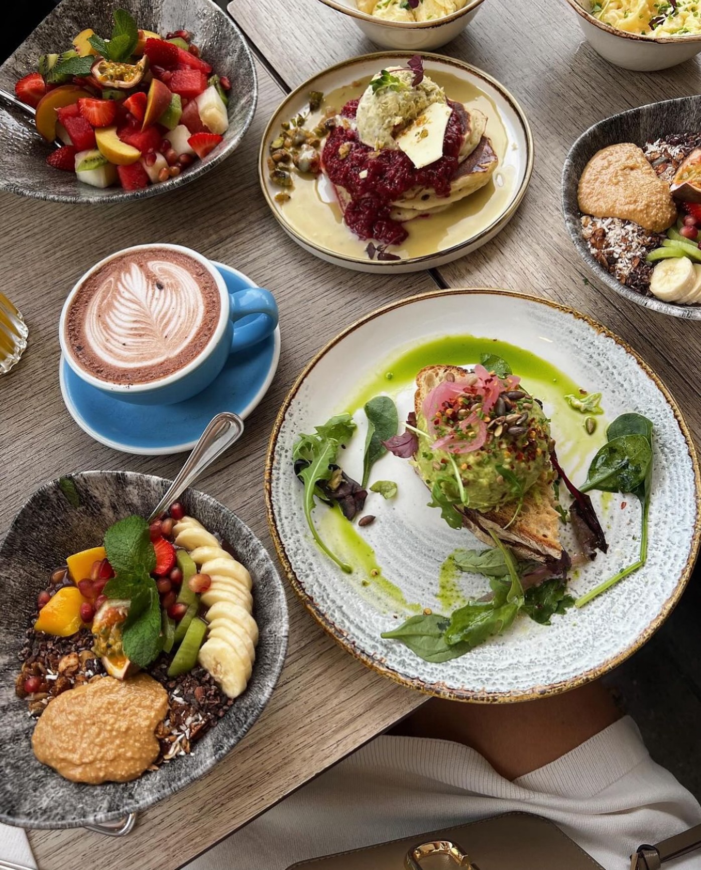 🌞 Brunch + Friends = ❤️
Did you go out last night? The best cure for a hangover is definitely: Pancakes 🥞, a fresh juice 🍊 and ofc a big cup of coffee ☕️ Open till 16:00 today, so roll out of bed and head to Dalagatan 24 🥞✨
Thank you @anderssonemmyy for the visit and the great photo 🥰