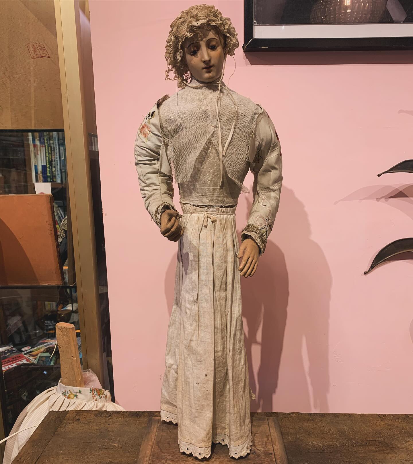 Prachtige 18e eeuwse Santos #koetshuisantiek #koetshuis81 #antiek #antiques #antique #brocante #vintage #books #18thcentury #statue #santos #interior #interieur #wooninspiratie #woontrends #woondecoratie #woonideeen #forsale #tekoop