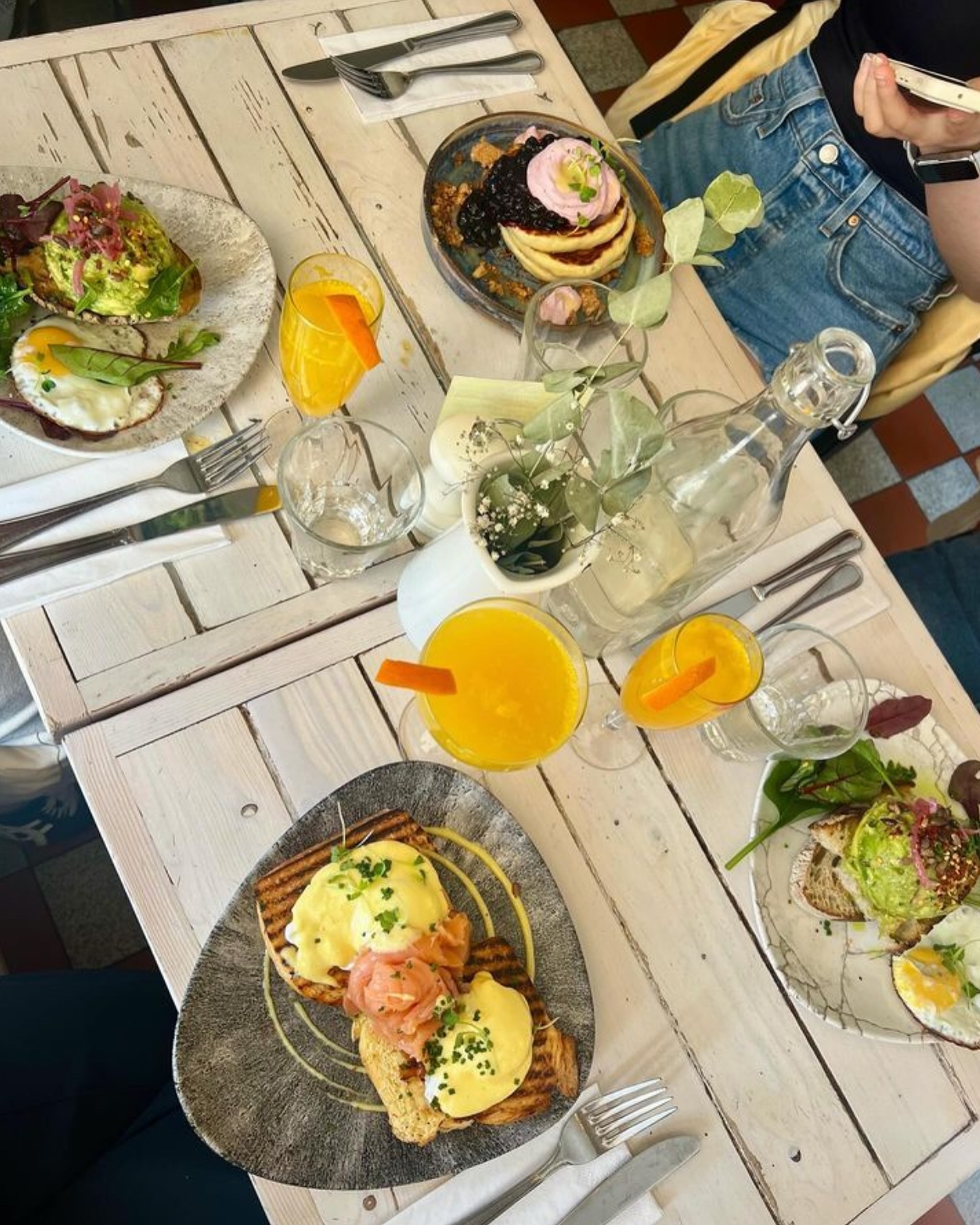 Sadly Karlvägen is closed - check out our latest reel if you want to know more 😞
Dalagatan is still here and kickin! We’re serving up brunch 7 days a week like always 🥞 🍳 ☕️
Thank you @wenruiw___ for the visit and the photo 🫶