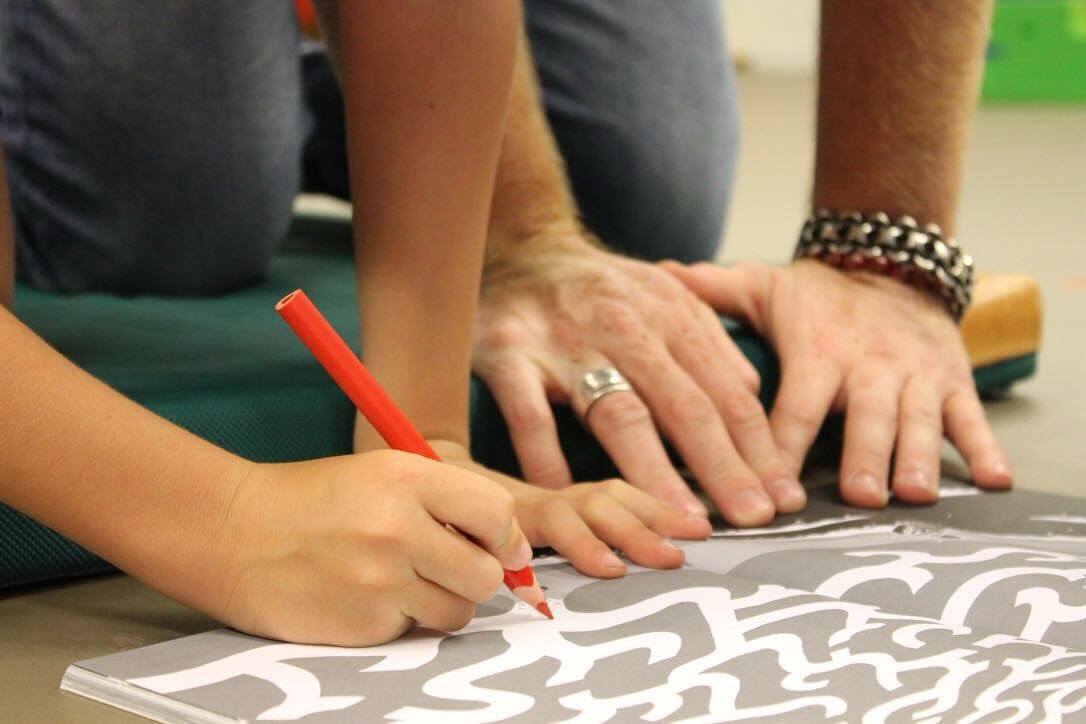 U kunt bij ons terecht met een hulpvraag gericht op:
- grove motoriek
- fijne motoriek
- voorkeurshouding van de baby
- prikkelverwerking
- slapen
Mocht u vragen hebben, bel of mail ons gerust, we helpen graag! 🍀
#kinderoefentherapie #kinderoefentherapeut #kinderfysiotherapie #kinderfysiotherapeut #motorischeontwikkeling #motoriek #mijlpaal #grovemotoriek #fijnemotoriek #baby #peuter #kleuter #schoolkind
#kinderoefentherapie_zn #Wormerveer