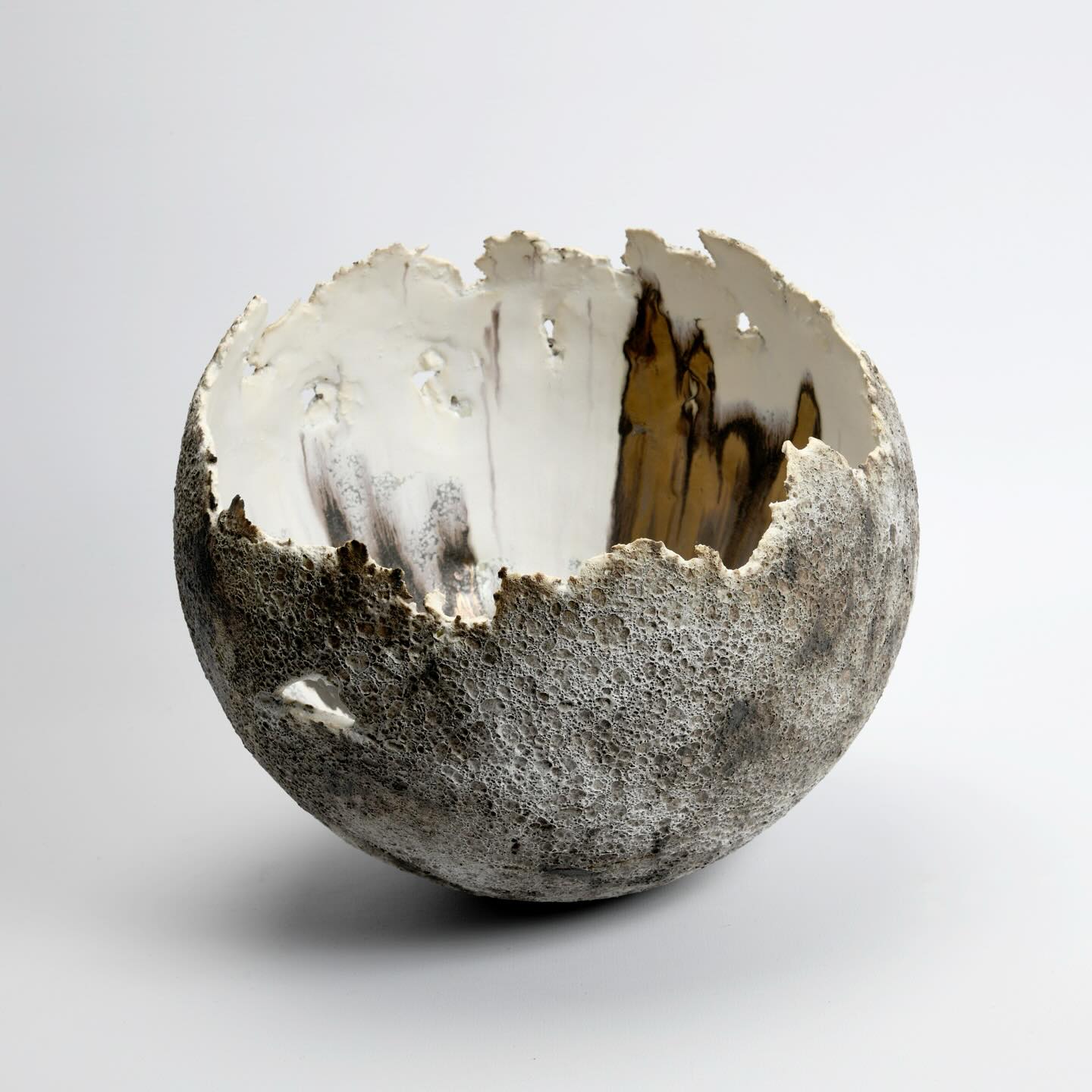 .
Balanced Bowl
Stoneware and porcelain, reactive slip and glaze.
dia28, h20 cm
This bowl is the second of the pieces that will be exhibited at the Contemporary Ceramics Centre’s New Members show in London later this month.
The exhibition will run from 25th July to 17th August with a private view on Wednesday 24th July, between 6 and 8pm.
@ceramicscentre @craftpotters
•
•
•
#sculpture
#art
#ukartist
#sculpturalvessel
#newwork
#firedthings
#katewindibankart
#ceramics
#ceramicart
#ceramica
#céramique
#contemporaryceramics
#contemporarysculpture
#contemporarycraft
#interiordesign
#interiorbeauty
#naturedesign
#sculpture
#art
#wabisabi
#clay
#陶芸
#digswellarts
#ccdirectory
#ceramicscentre
#craftpotters
#craftpottersassociation