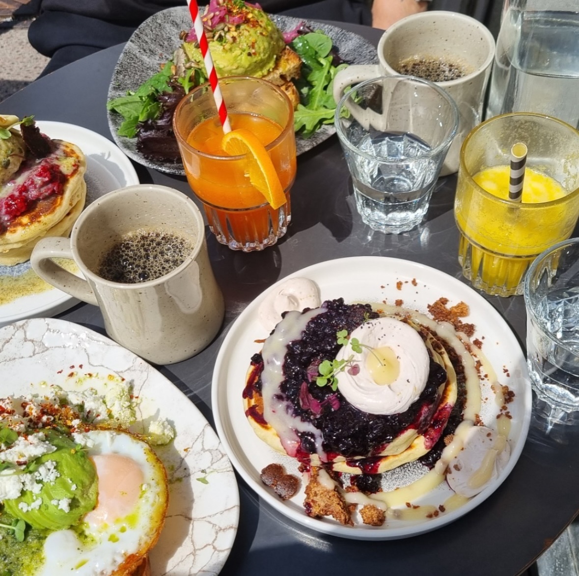 Brunch in the sun? ☀️ yes please! 😃
We have some new followers (😍) so we just want to remind all of you new friends to come before 10:00 or during the last hour before we close to beat the queue ✌️
Thank you @olaedm for the visit and photo 🫶