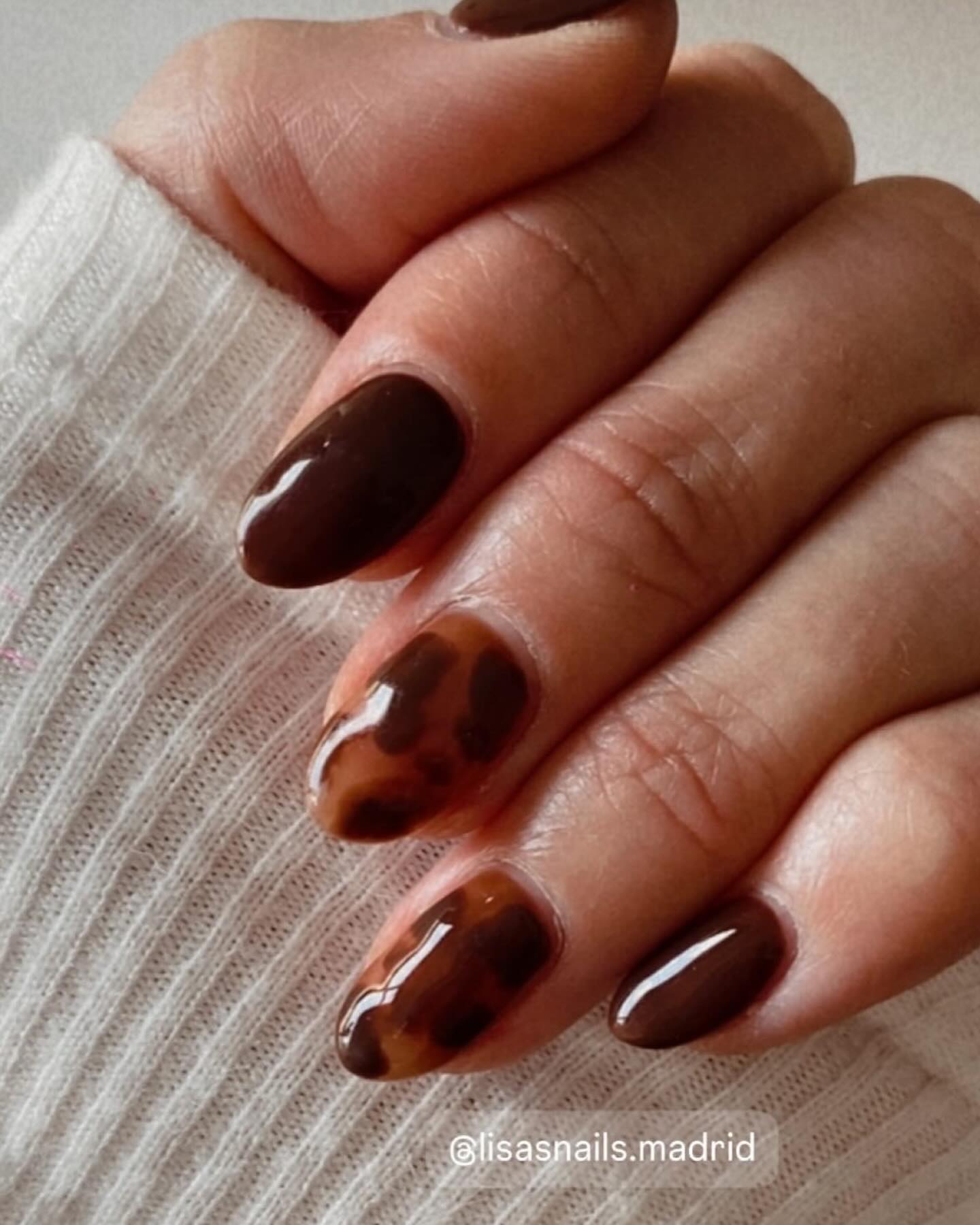 Autumn 🍂 Nails 💅🏻
#nails #Pretty #Girls #Stylish #Glitter #NailArt #NailPolish #Shiny #Beautiful #Beautifulnails #UñasBonitas #ManosBonitas #CuidaTusUñas #Manicura #Pedicura #ManicuraMadrid #PedicuraMadrid #UñasDeGel #PiesBonitos #Acrílicos #Acrylics #UñasPermanentes #manicuraMadrid#pedicuramadrid#PonteGuapa #pestañas#unasperfectas#diseño#nailart#babyboomer