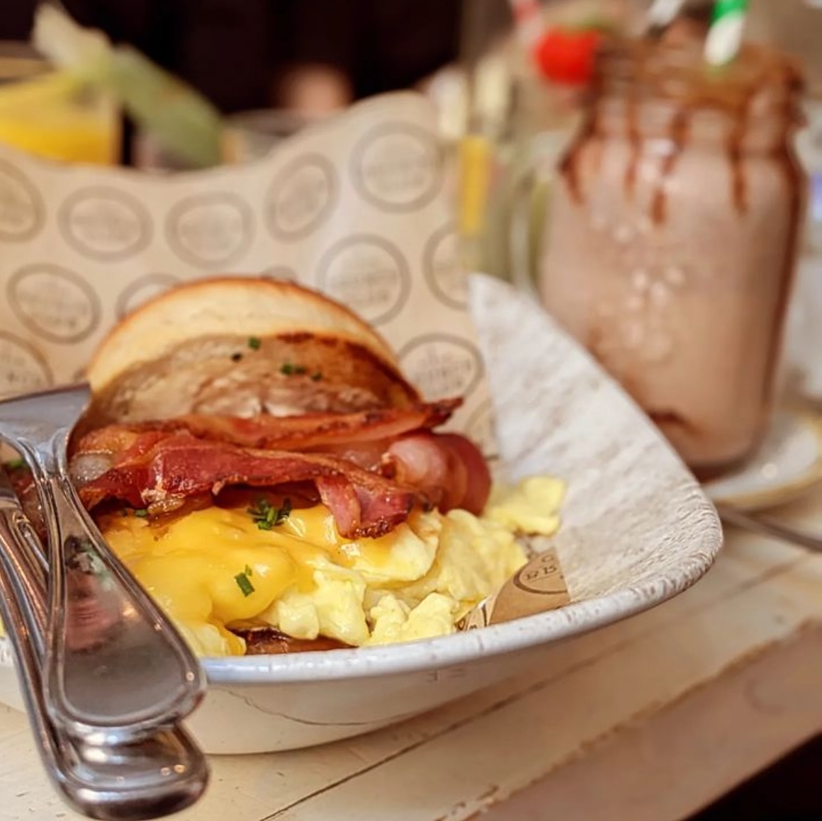 Have you tried out Egg Bun yet? A brioche bun filled with folded eggs, cheddar, smoked cream cheese, mayo, sliced tomato, caramelized onions and bacon or avocado 🤤
Thank you hailey.769 for the visit and the great photo 🥰