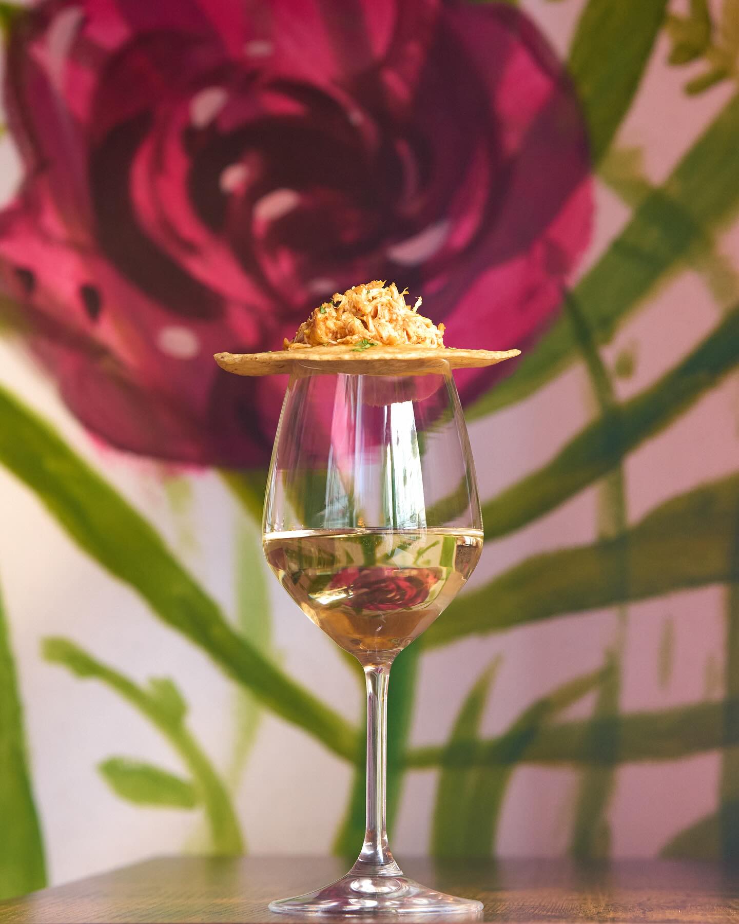 Un connubio di colori e di sapori: dal Messico all’Italia, la vera reinterpretazione delle tapas!
Per l’occasione abbiam scelto uno dei nostri tacos gourmet per “tappare”, per l’appunto, un avvolgente calice di vino!
E sì…ovviamente è tutto senza glutine e senza lattosio!
_
_
_
senzaglutine #senzalattosio #lactosefree #glutenfree #freefrom #tacos #tapas #tapasbar #tapastime #torino #foodporn #mexican #mexicanfood #messicano #ristorantemessicano #mexicanresturant