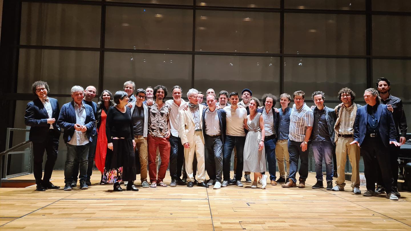 Yesterday was a very emotional moment. A legend like Eliot Fisk gave his last concert as a professor at the Mozarteum Salzburg. Thank you very much for all you gave and taught us dear Eliot! What a joy to have been able to see so many colleagues who are now around the world. The last photo is a memory of my first lesson with Eliot in 2013.
———
Ayer fue un momento muy emocional. Una leyenda como Eliot Fisk dio su último concierto como profesor en la Universidad Mozarteum Salzburg. Muchas gracias por todo lo que nos entregaste y enseñaste querido Eliot! Qué alegría haber podido ver a tantos colegas que ahora están por el mundo. La ultima foto es un recuerdo de mi primera clase con Eliot el año 2013.