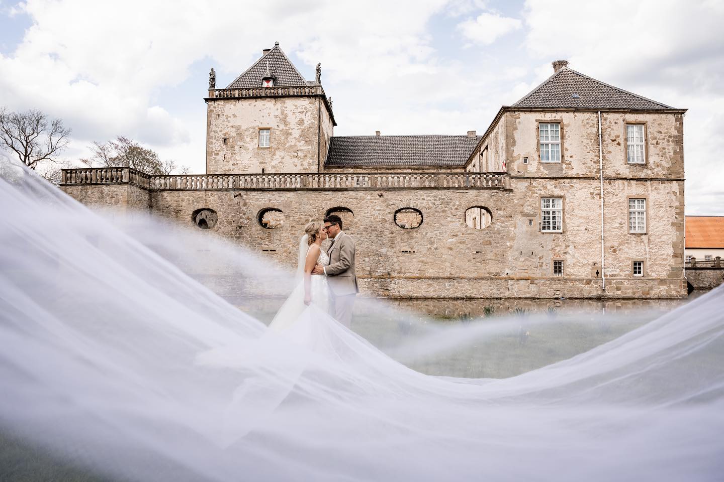 MEHR ALS HOCHZEITS-FOTOGRAFIE
Wir Ilona & Afshin Schreer sind ein Hochzeitsfotografen-Paar und lieben Hochzeiten und verliebte Menschen.
Spezialisiert auf Ganztagsreportagen begleiten wir alle Hochzeiten immer zu zweit als Team. denn vier Augen sehen einfach mehr.
Unser Anspruch an uns selbst ist es. mit unseren Fotos nicht nur die Hochzeit als solche festzuhalten, sondern auch die ganz persönliche Geschichte des Brautpaares. Wir möchten, dass ihr eure Fotos nicht nur anschaut, sondern euch auch wieder in die Gefühle und Emotionen des Hochzeitstages zurückversetzt fühlt.
Wir freuen uns darauf, die wichtigsten Momente an eurem Hochzeitstag lebendig und natürlich einzufangen, und alle Emotionen aus verschiedenen Perspektiven festzuhalten.
Uns geht es um die echten Momente, ein warmherziges Lächeln, Freudentränen, Anspannung. Glück, leidenschaftliche
Blicke, einfach um euch - so wie ihr wirklich seid.
Sehr gerne begleiten wir euch auch bereits für ca. 2-3 Stunden bei eurer standesamtlichen oder der freien Trauung.
Ein kleines Paarshooting im Anschluss an die Trauung, Familienbilder und Fotos mit den Trauzeugen schaffen schöne Augenblicke für die Ewigkeit. www.Lichtgestalt-schreer.de. @schloss.gesmold #Hochzeitsfotografie #Hochzeitsmomente #Heiraten #Traumhochzeit #Brautpaar #Hochzeitsfotograf #EwigeLiebe #Hochzeitszauber #Brautstrauß #Hochzeitskleid #LiebeInBildern #Hochzeitserinnerungen #HochzeitsfotografieKunst #Brautvorbereitungen #HochzeitsfotografieLeidenschaft #Hochzeitsportrait #Hochzeitslocation #Hochzeitsdetails #Hochzeitsküsse #Hochzeitsreportage