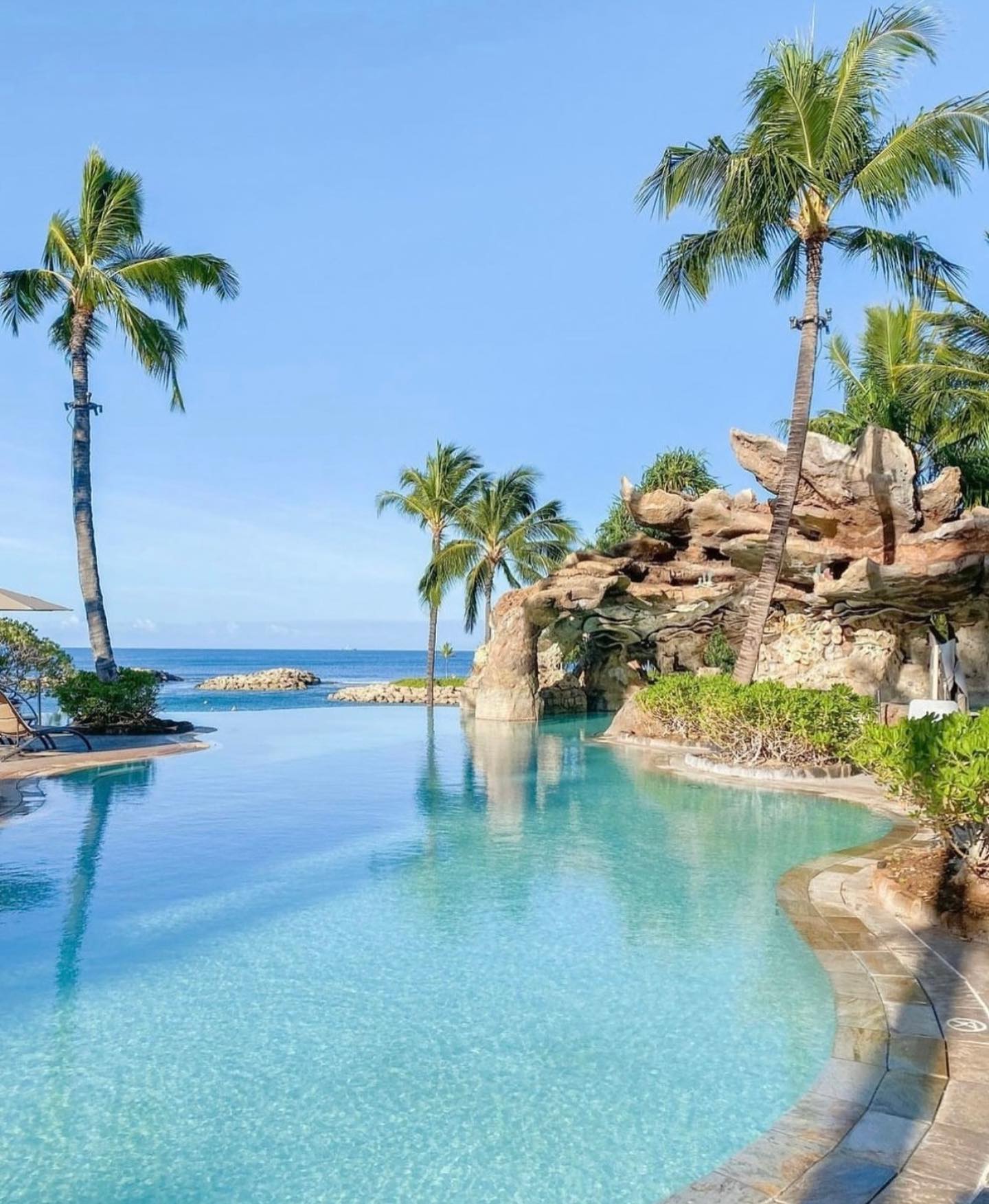 Clients enjoy a Family vacation @disneyaulani resort Oahu Hawaii. Tons of family fun activities such as stargazing, snorkeling, sailing, a luau, helicopter rides and so much more!! @rainbowhelicopters #disney #hawaii #oauhuhawaii #familyvacation #virtuoso #luxury #travel #travelagent #island #disneyresort