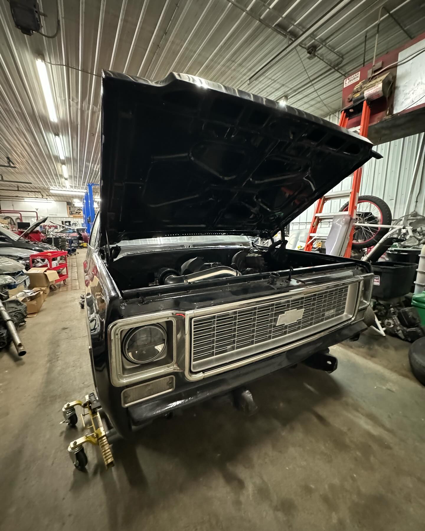 More trucks more fun!! Ls swapping the world. Finishing this and tuning it so it can be doing burnouts!! 🛞