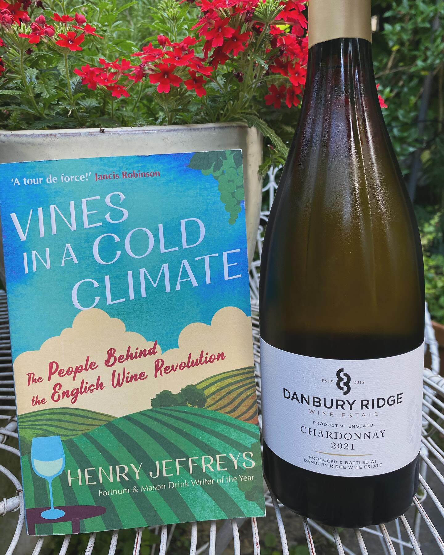 Just finished this intelligent and entertaining canter through the English wine industry by the superbly informed @henrygjeffreys - a triumph of mildew and mischief.
Could it really be true that Essex with its warm, heavy clay is capable of rivalling white Burgundy? Tried this beautiful release from @danburyridgewine to find out…
Spoiler alert: absolutely magnificent! Has anyone trademarked Chateau Chelmsford?
#essex #essexwine #englishwine #watchoutburgundy