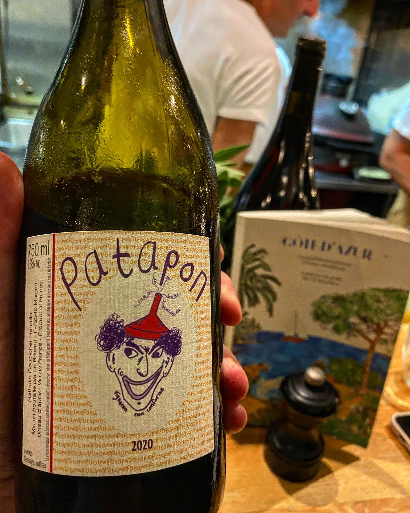 Supping Loire on the Riviera in a mighty fine restaurant 🌞 🍷 @lavomatique.nice
#pineaudaunis #patapon #domainelebriseau
#nice #frenchriviera
