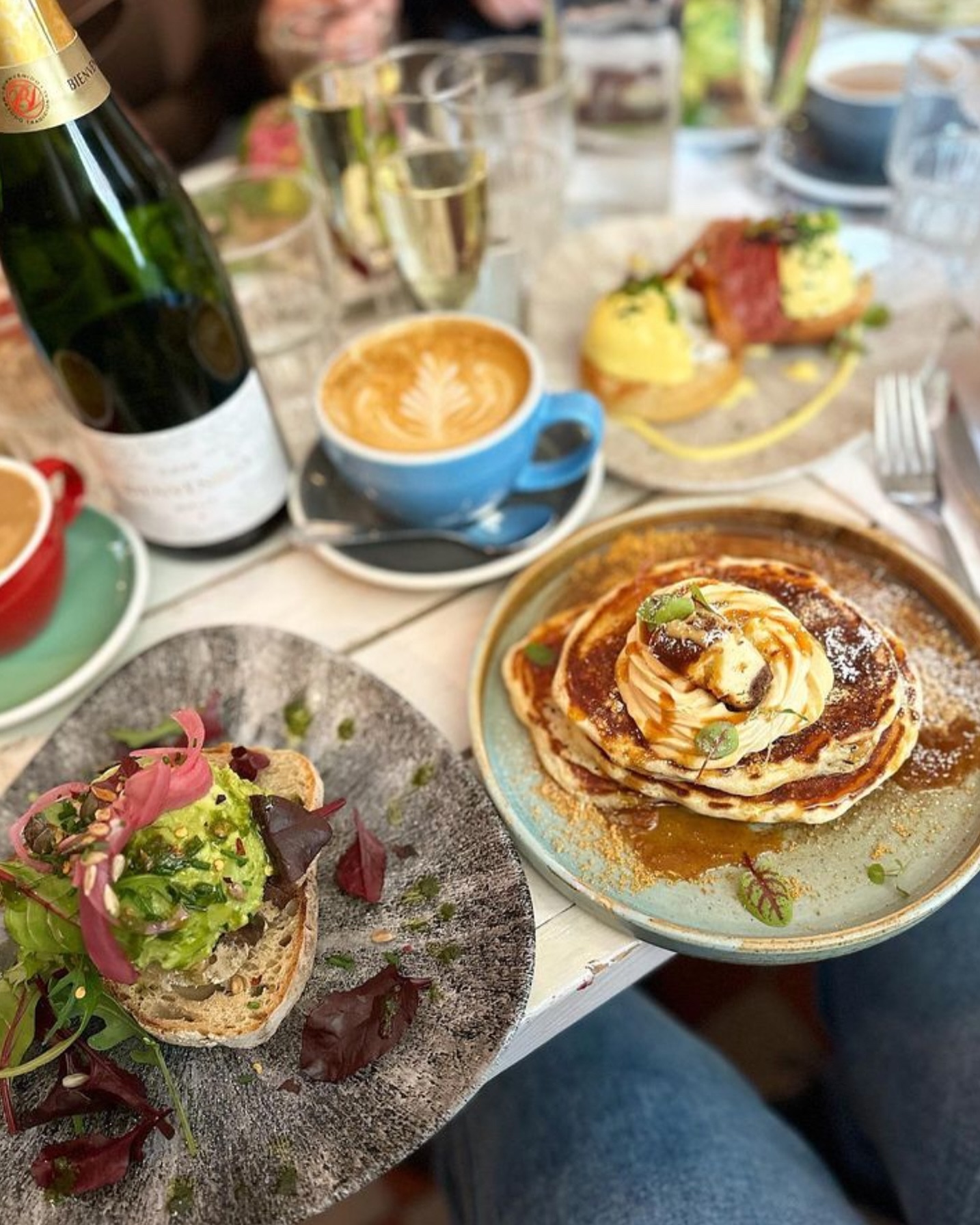 Happy weekend! Are you coming by for brunch today or tomorrow? Here’s some tips to make your experience even better! 👏
🌟 To have more space and avoid long queues - try our restaurant at Karlavägen.
🌟 Looking for a boozy brunch - Dalagatan is the place to be!
🌟 To avoid queues at Dalagatan - be an early bird and come before 9:00 or sleep in and come by after 14:30 ✌️
Both locations are open 8:30-16:00! 🙌
Thank you @tuulipsi for the visit and the lovely photos! 😍