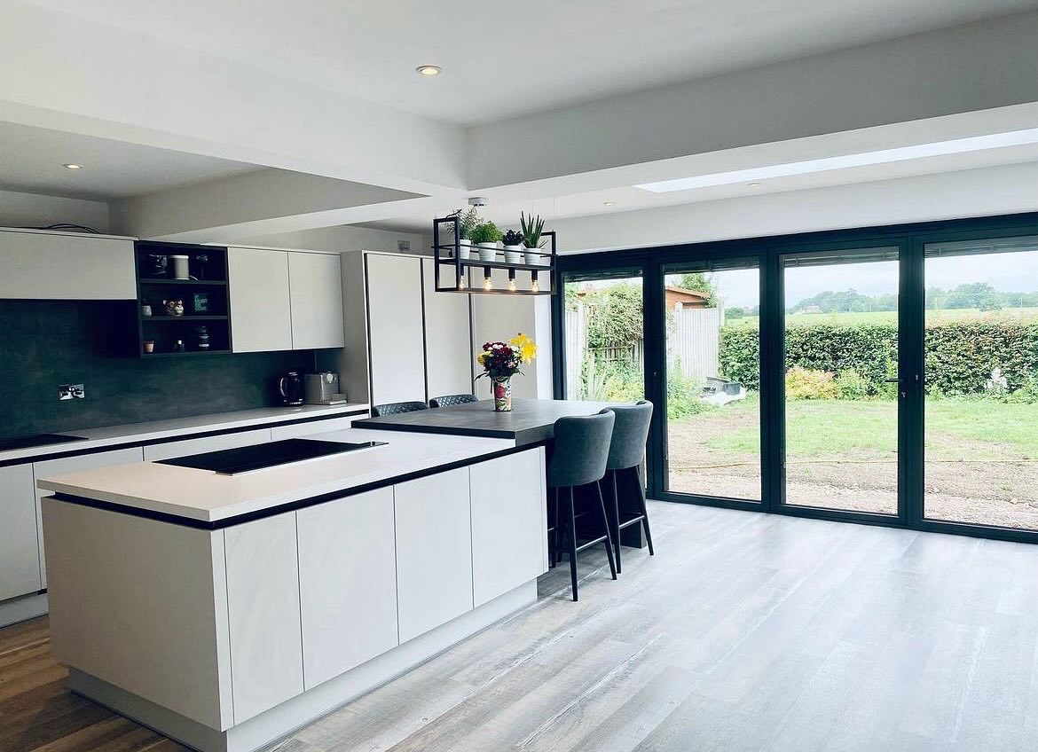 This gorgeous kitchen extension completed by @murrillbuild is just such a great way to have open plan living in style 😍✨ @howdensjoinery