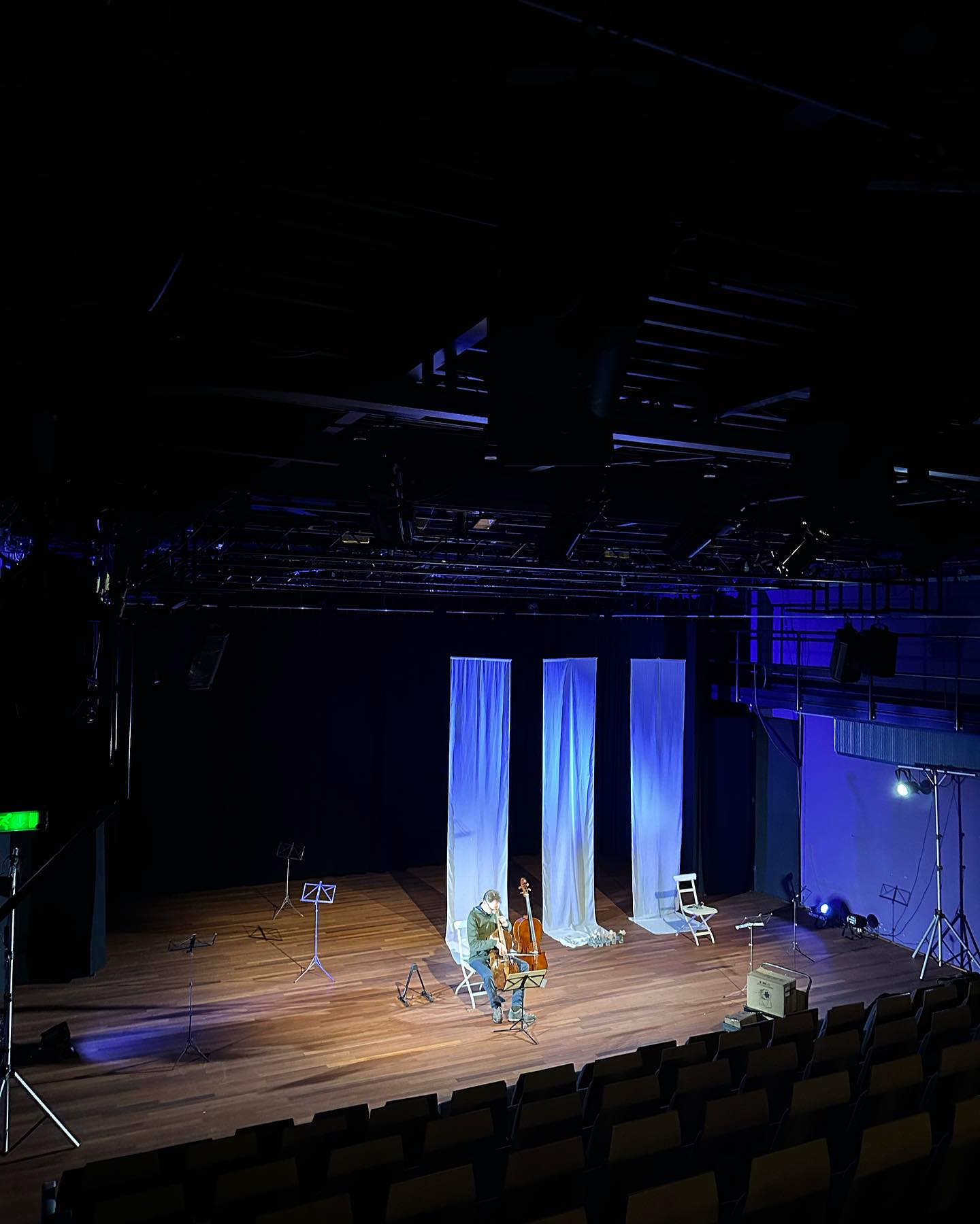 Bach switchte in 1723 van het hof naar de kerk als werkplek. En wij switchen van kerk naar theater.
Vanavond @theaterinsblau Leiden.
Zondag @stadsgehoorzaalkampen !
Ticketlink in bio of www.bachluther.nl
@luthersamsterdam @luthersegemeentearnhem @theaterinsblau @stadsgehoorzaalkampen @lutherse_kerk_denhaag
#TheaterVanDeHeelheid #LutherseKerkUtrecht #Theater #denhaag #BeleefHetMetOns #BachLuther #LutherseGemeente #LutherseKerk #Voorstelling #Heelheid #UniekeErvaring #DenHaagEvents #TheaterinDenhaag #MuziekTheater #CultuurInUtrecht #EvenementenInUtrecht #SamenUit #TheaterBeleving #VriendenUitnodigen #TicketsBeschikbaar #UtrechtCultuur #CultureleErvaring