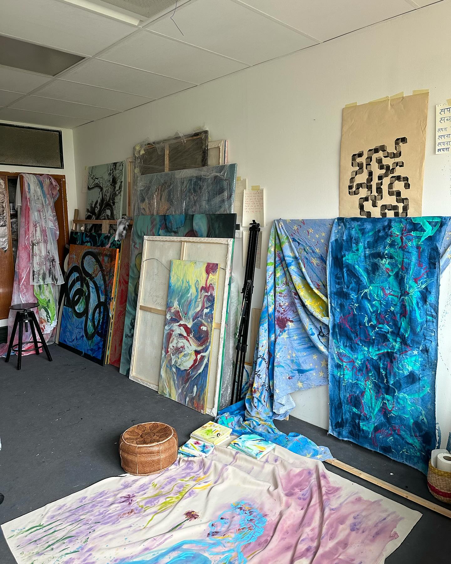 Friday nights at the studio are my favorite 👩🎨✨
#ArtStudio #Painting #Atelier #DumRadost #Art