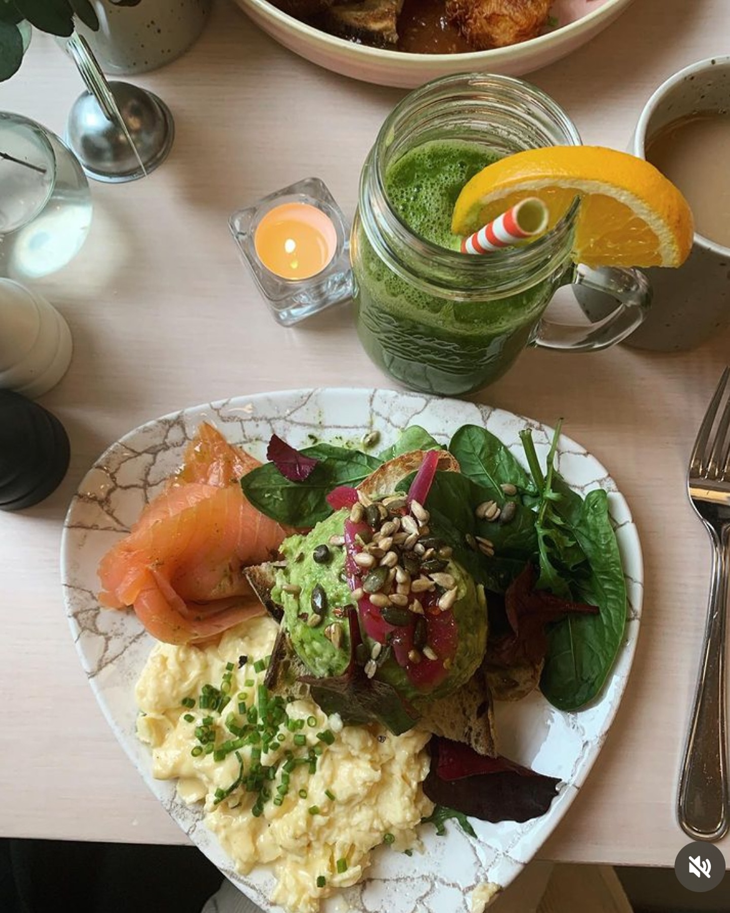 Avocado toast with extra everything? Yes please! 😮💨🤤
This bruncher knew where it was at! They ordered a avocadosmash with extra spinach, salmon and scrambled eggs 👏👏
Thank you @inthefifties for the great photo and the visit 🤩