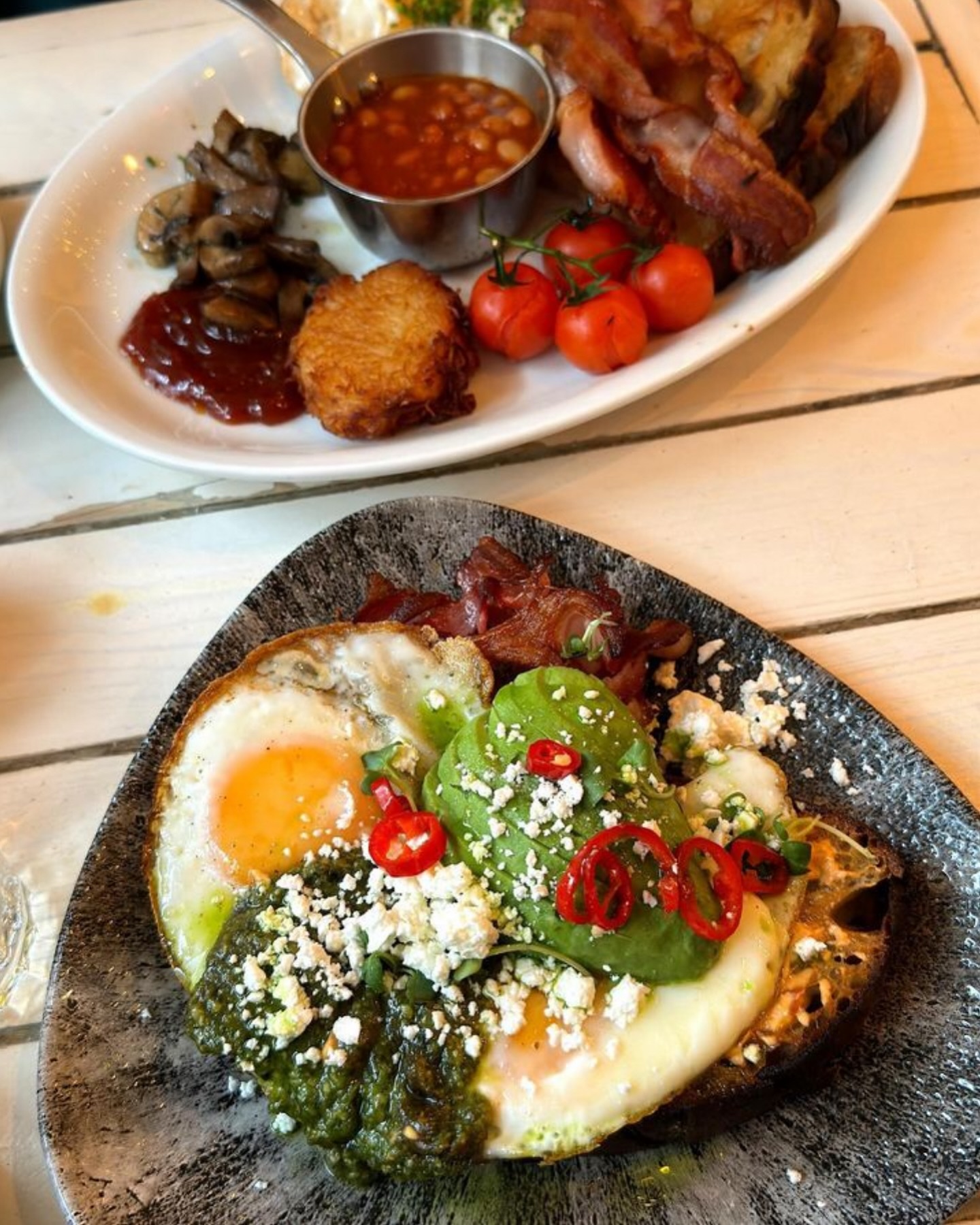 Glad Påsk! 🐣 funderar ni på att komma och bruncha under påsken? Här är våra öppettider:
📍 Dalagatan
Skärtorsdag: 8:00-15:30
Långfredag: 8:30-16:00
Påskafton: 8:30-16:00
Påskdagen: 8:30-16:00
Annandag Påsk: 8:30-16:00
📍 Karlavägen
Skärtorsdag: 8:00-15:30
Långfredag: 8:30-16:00
Påskafton: 8:30-16:00
Påskdagen: 8:30-16:00
Annandag Påsk: STÄNGT
På bilden: Pesto Ägg med extra Bacon och BC Brekkie Plate med Bacon.
Tack @butterflytravels_ för besöket och bilden! 🫶