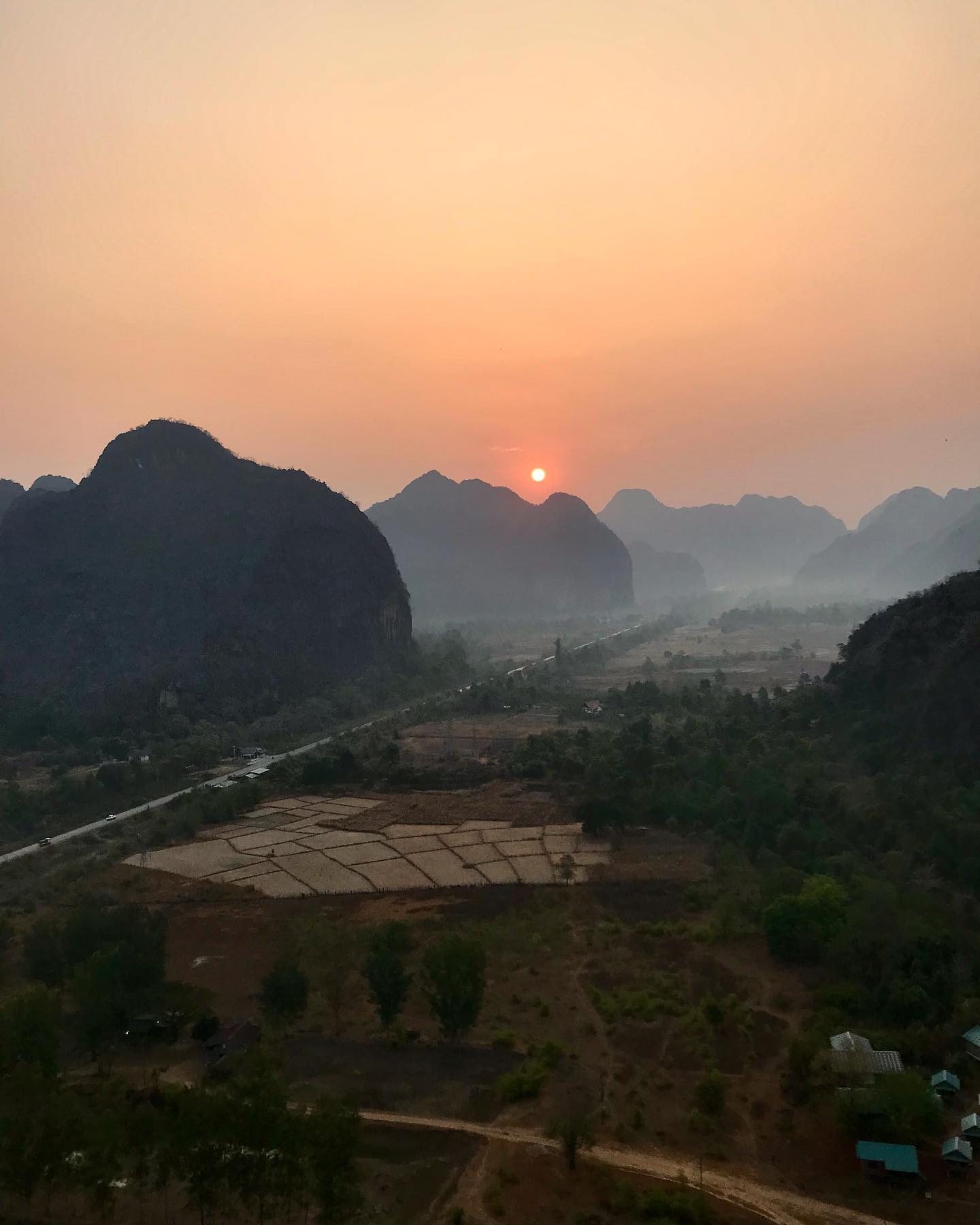 Périple Laotien 2024 - #BeautifulLaos
Il y avait la grimpe, les murs, la roche, le dépassement, la quête des sensations.
Mais aussi la vie douce, les vues hors du monde et celles d’un vibrant ordinaire. Il y avait celles du touriste et puis celles du quotidien.
En voici un extrait, échantillon parmi tant d’autres, capturé entre deux vagabondages ou au détour de moi-même.
Toutes les raisons sont bonnes pour se perdre.
-
Malgré mes 3 semaines complètes au Laos, je ne peux pas dire que je connais ce pays « adéquatement. » Durant mon voyage, j’ai fais le choix conscient de me concentrer sur un unique aspect: l’escalade.
Je me suis ancré au camp du Green Climbers Home, j’ai appris à le connaître dans ses recoins et ses habitudes et j’en ressors définitivement grandi. Mais je ne peux en dire autant des communautés locales avec lesquelles j’ai eu très peu d’interactions, autre que transactionnelles.
Est-ce que mon voyage aurait pu être vécu différemment? Certainement.
Est-ce que j’aurais dû faire autrement, est-ce que je suis passé à côté de quelque chose? Peut-être.
Est-ce que je regrette ce choix? Pas du tout.
Plutôt que d’enfiler les visites, les déplacements et la check-list touristique, j’ai décidé d’opter pour le SLOW-TRAVEL. Au lieu de m’éparpiller et de visiter « tout, un peu », j’ai visité « peu, au complet ».
Je ne regrette pas mon choix. J’ai adopté le GCH comme une maison, y ai trouvé des sœurs d’armes et des frères de cœur. Mais je sais qu’il me reste des trésors à voir au Laos, je sais qu’il y avait davantage à explorer.
Ce sera simplement, à mon grand plaisir, pour une prochaine fois. 🤍 🇱🇦
.
.
.
.
.
#rockclimbing #climbinglife #climbingtrip #laos #australia #roadtrip #nomadlife #voyage #travel #escalade #climbing #thakhek #greenclimbershome #gch #southeastasia #asiatrip #climbingasia #slowtravel