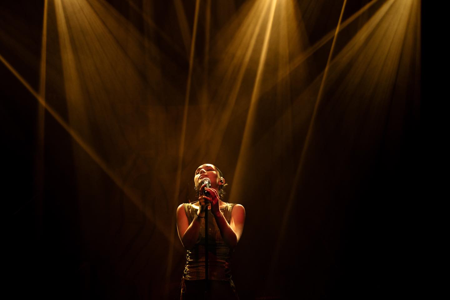 Nog heel even terug kijken naar een prachtig voorprogramma van @rubymus.ic ❤️
Ik hou van dit soort beelden… iets met less is more of zo?!
Weet het niet precies maar word heel gelukkig als ik dit kan maken….
Donderdag mag ik weer op stap naar Maastricht, weer heel veel zin in maar stiekem ook een beetje zenuwachtig 😂