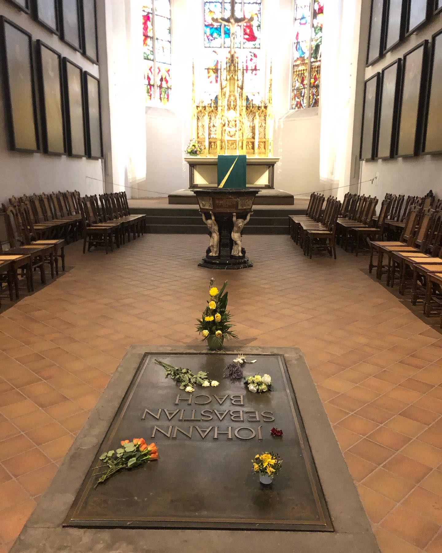 Uiteindelijk vindt Bach zijn graf in de Thomaskirche in Leipzig.
Het hele verhaal hoor je in Bach Luther Cellosuites! ✨🔆✨