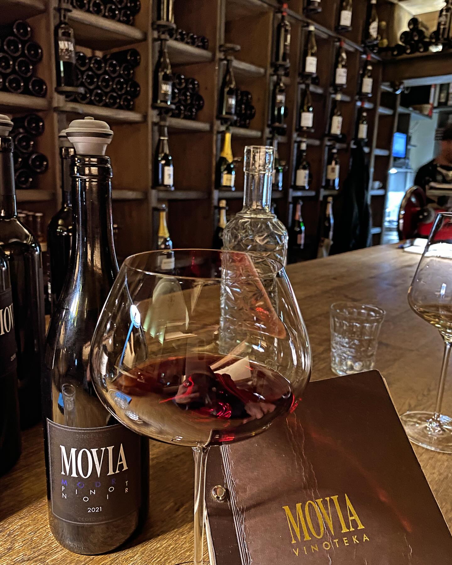 Have to love a country whose national anthem is ‘a Toast!’ 🍷 🇸🇮 And the wine is superb too.
#zdravljica #ljubljana #slovenia #moviawines #ferjančič
@moviawines @vinoteka_movia @ferjancic_wine_cellar