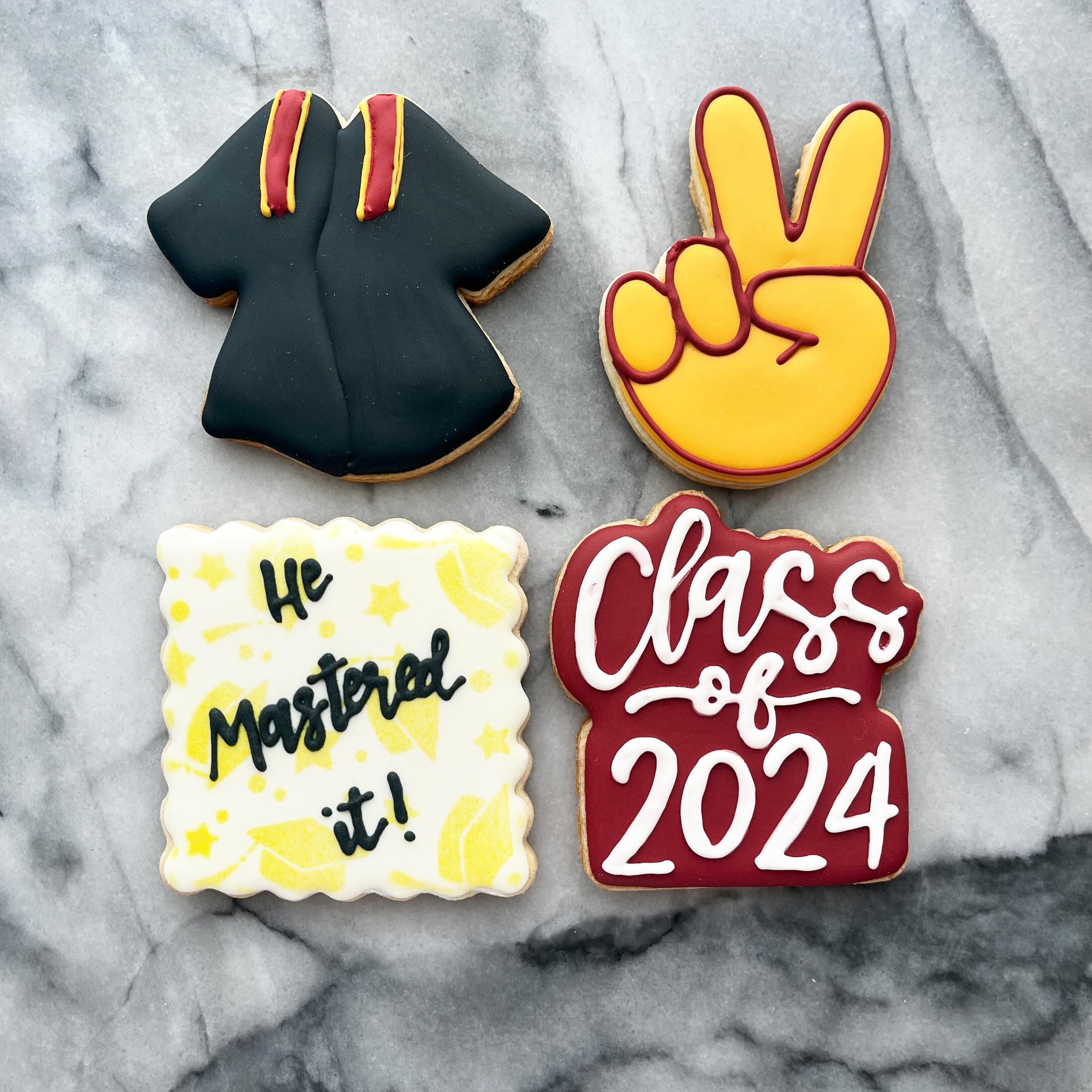 Class of 2024!
.
.
#royalicingcookies #longbeachcookies #cookiedecorator #cookiedecorating #decoratedcookies #customcookies #cookies #longbeach #longbeachca
