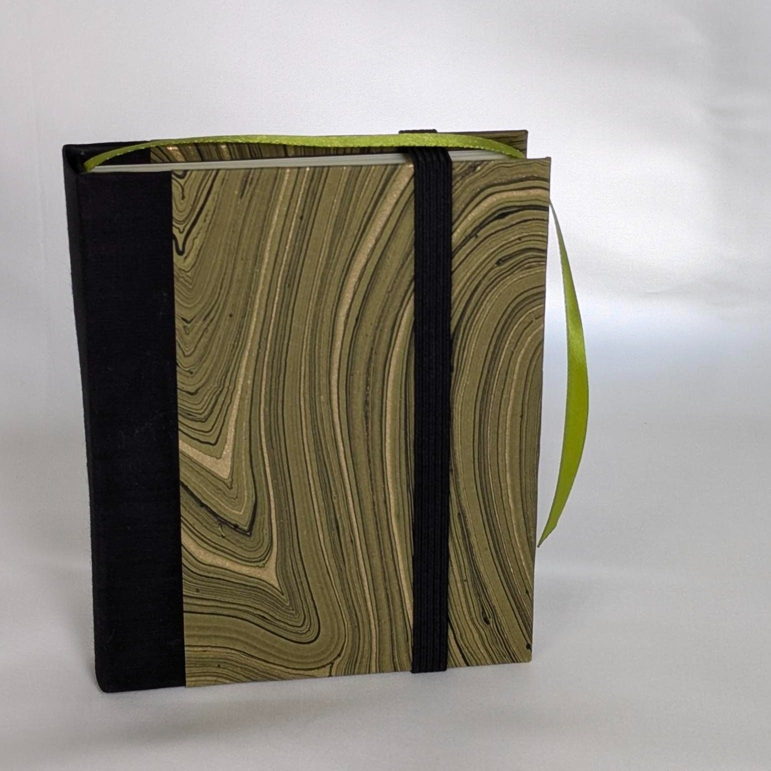 Mini Sketchbooks ready to go! Breakaway spines are really working out well for sketchbooks! Holds everything safe, looks great and lays flat :)
See them at the upcoming events links in bio!! #bookbindings #bookbinding #BooksNCrafts #holidaycrafts