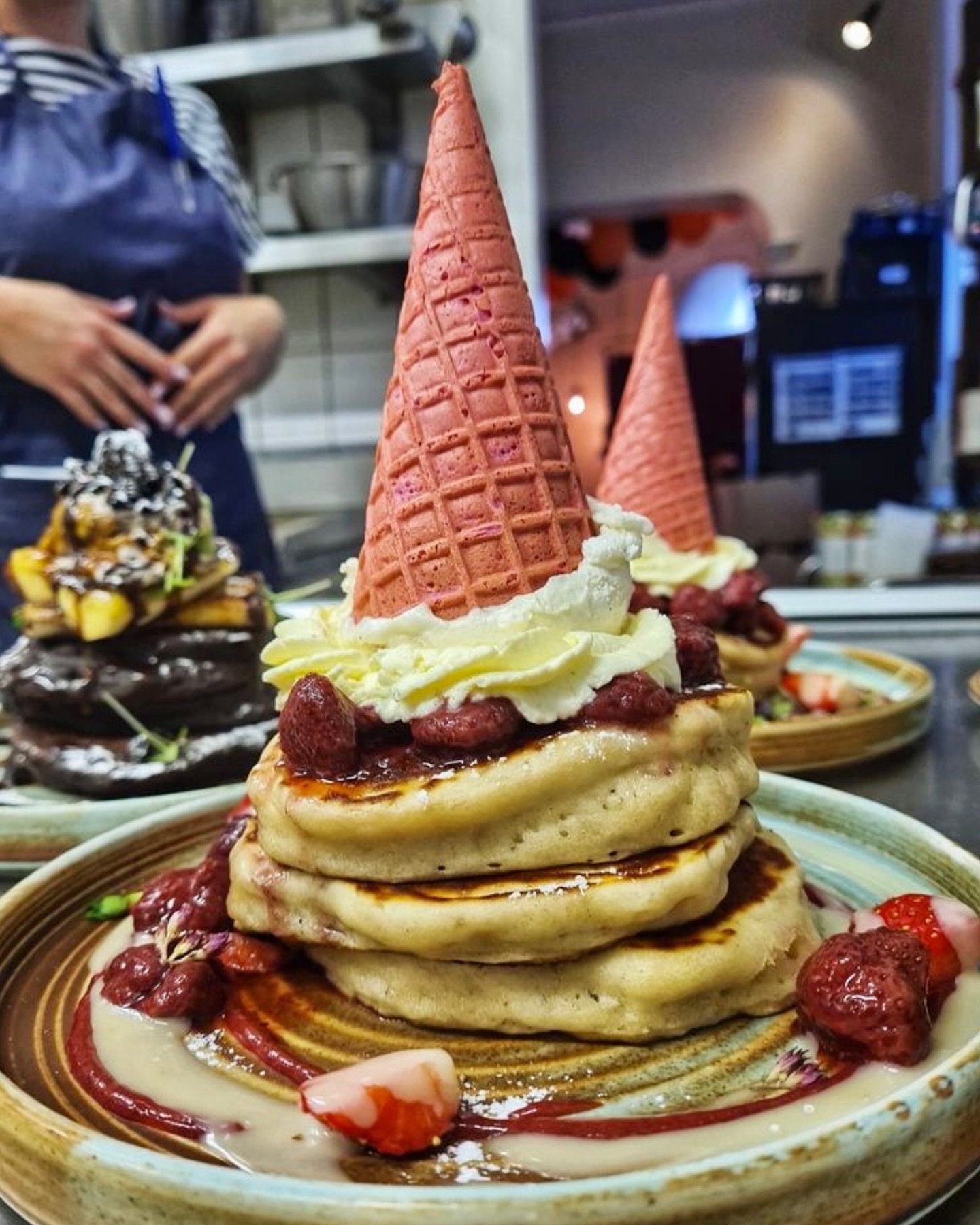 ⭐️ Throwback Thursday ⭐️
Do you remember when we had these pointy beauties on the menu? Let’s recap!
Strawberries & Cream 🍓
3 fluffy pancakes, topped with strawberry compote (imagine this with fresh strawberries 🤤), cream, an upside-down ice cream cone, and white chocolate sauce 😋
Should we bring them back? Let us know in the comments 👇