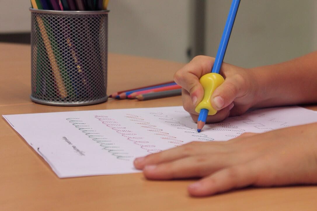 Dat was ‘m dan! De allereerste schooldag voor alle basisscholen van regio Noord. Wij hebben zin om als therapeut weer op al onze scholen te starten en kijken ernaar uit om de kinderen te zien.
Zet hem op allemaal, maak plezier en geniet van al het nieuws dat jullie leren!😊
#kinderoefentherapie #kinderoefentherapeut #kinderfysiotherapie #kinderfysiotherapeut #motorischeontwikkeling #motoriek #mijlpaal #grovemotoriek #fijnemotoriek #baby #peuter #kleuter #schoolkind
#kinderoefentherapie_zn #wormerveer