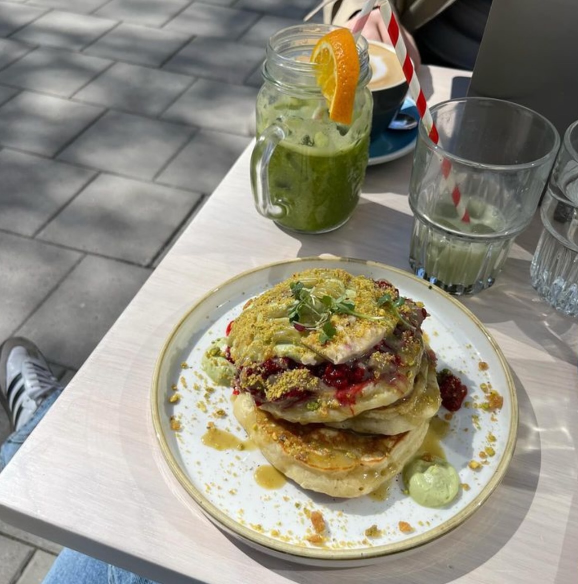 ☀️Patio season is here ☀️ Summer is just around the corner and we finally got some outdoor tables at Karlavägen! 😄
Aaaand you know what this means? We have even more tables available at Karlavägen which means you will be seated faster 👏👏
Thank you @juliawidjestal for the pic 😍