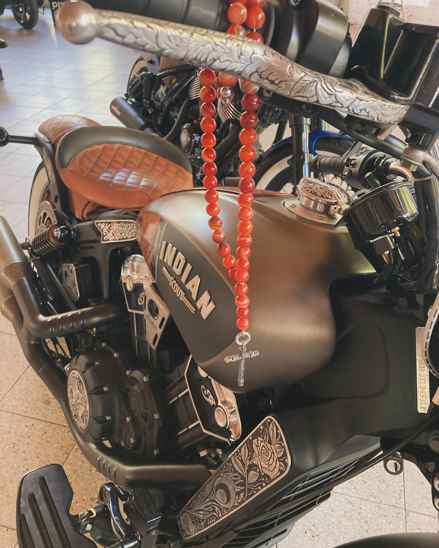 Quand @bruzzengraver & @bijoux_sultiz se rencontre sur un bike show @indianridersfest
#bikeshow #travailartisanal #artisant #gravure #indianmotorcycle #showbike #craftcreator #clientheureux #recompense