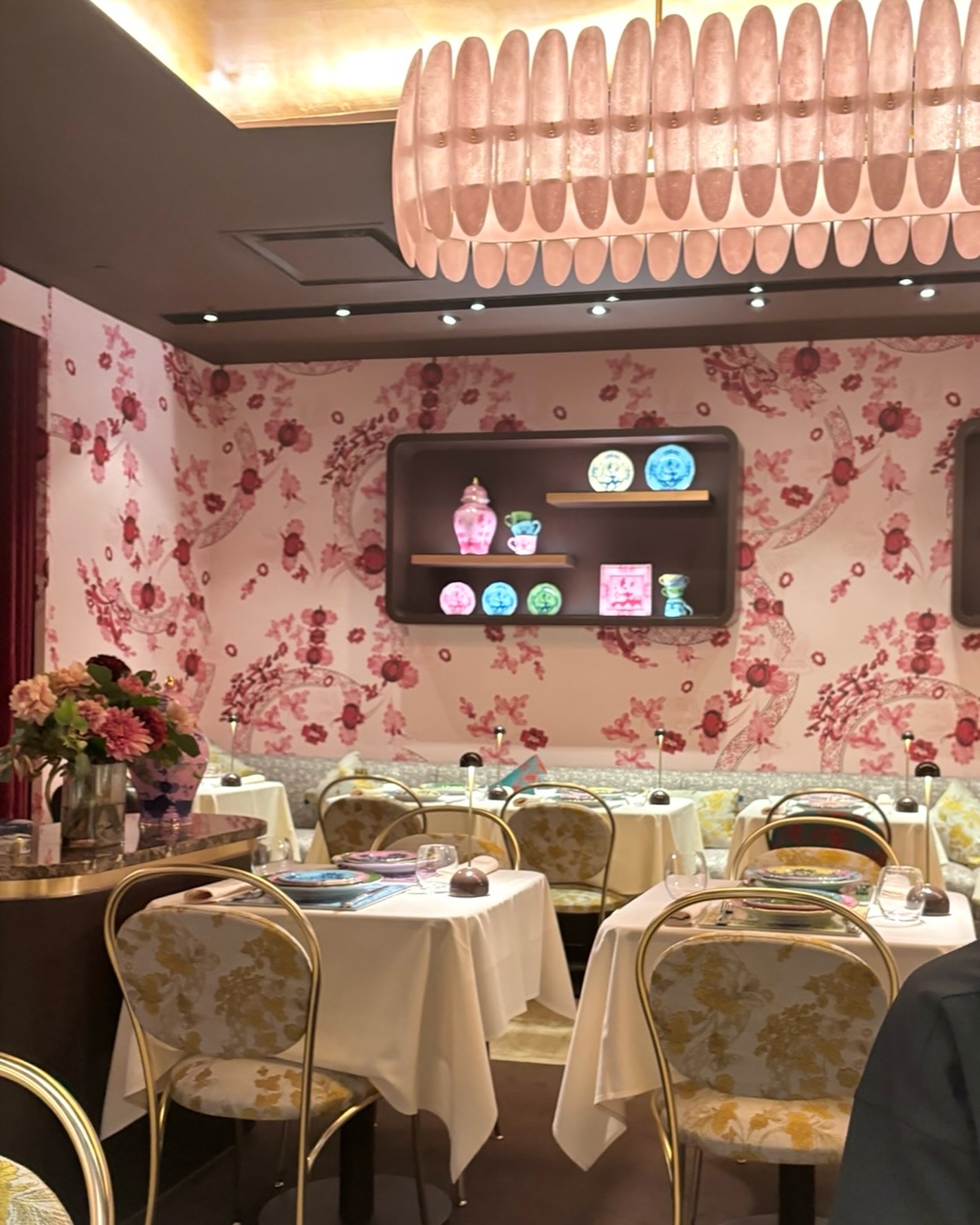 Run don’t walk to the new Café Ginori at the NYC @bergdorfs! I am in love with this absolutely darling design 🌸🫖✨