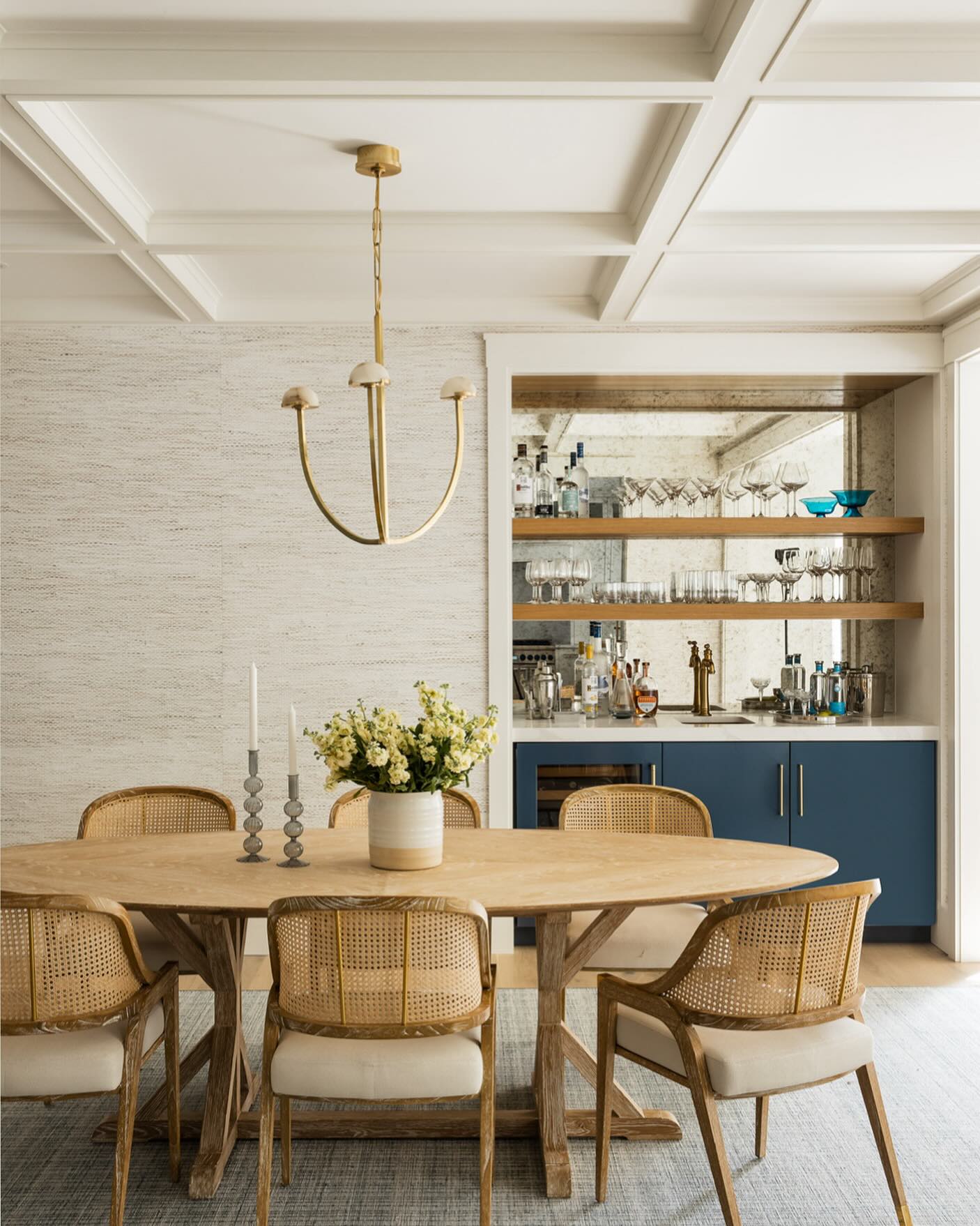 Happy Friday! Here’s the perfect space to mix an end of the week cocktail and have a casual dinner.
Photography @joyellewest Build @kentvanhollebekeconstruction Architectural Design & Interiors @lmtdesign #newconstructionhomes #interiordesigner #residentialdesign #newenglandhome #edgartown #marthasvineyard #diningroom #diningriomdecor #wetbar #wetbardesign #residentialinteriors #interiors #interiorstyle #interiordesign