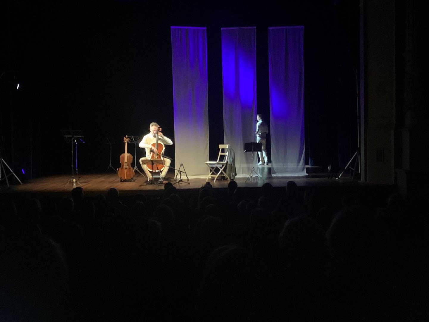 Wat een fijne voorstelling in @stadsgehoorzaalkampen . Op naar de Lutherse kerk Woerden.
Link in bio of www.bachluther.nl
@luthersamsterdam @luthersegemeentearnhem @theaterinsblau @stadsgehoorzaalkampen @lutherse_kerk_denhaag
#TheaterVanDeHeelheid #LutherseKerkUtrecht #Theater #denhaag #BeleefHetMetOns #BachLuther #LutherseGemeente #LutherseKerk #Voorstelling #Heelheid #UniekeErvaring #DenHaagEvents #TheaterinDenhaag #MuziekTheater #CultuurInUtrecht #EvenementenInUtrecht #SamenUit #TheaterBeleving #VriendenUitnodigen #TicketsBeschikbaar #UtrechtCultuur #CultureleErvaring