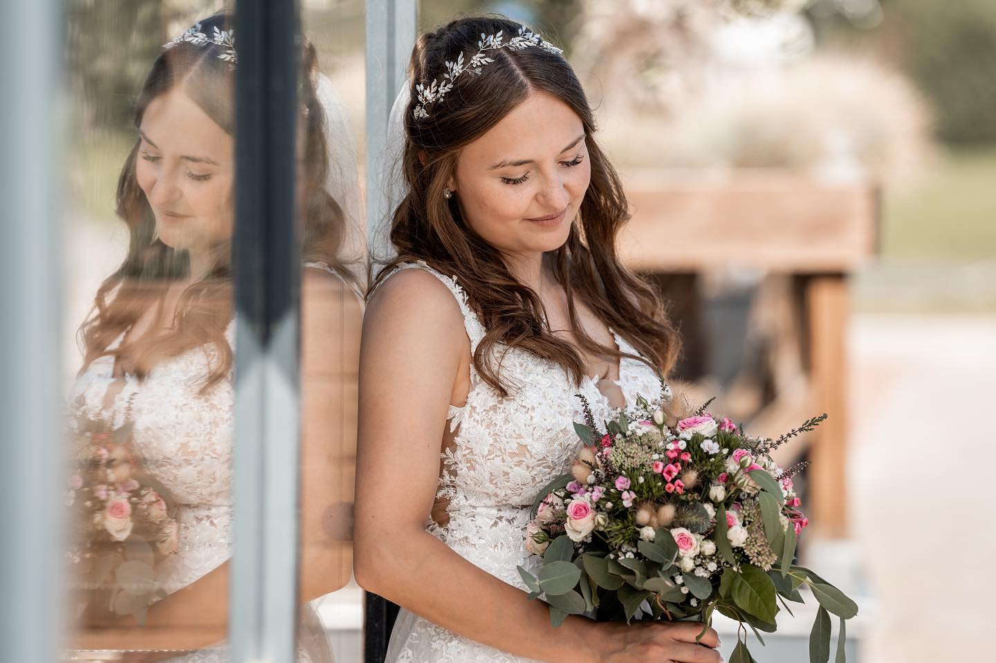 Ein Blick sagt oft mehr als tausend Worte – besonders an diesem einzigartigen Hochzeitstag. Herzlichen Glückwunsch an das wundervolle Paar! 🥂📷 #HochzeitsMagie #LiebeImBild #EchteMomente #Traumhochzeit #Hochzeitszauber #Liebesfest #Heiratsglück #Hochzeitsfreude #Eheglück #VerliebtVerlobtVerheiratet #Hochzeitsinspiration #JaWortMomente #Hochzeitsfotografie #Hochzeitsdetails #LiebeFürsLeben #Hochzeitsstimmung #BrautpaarMomente #Eheleben #ChampagnerLaune #Hochzeitsfeierlichkeiten #VerliebtInsLeben #Hochzeitsalbum #Eheglücksmomente