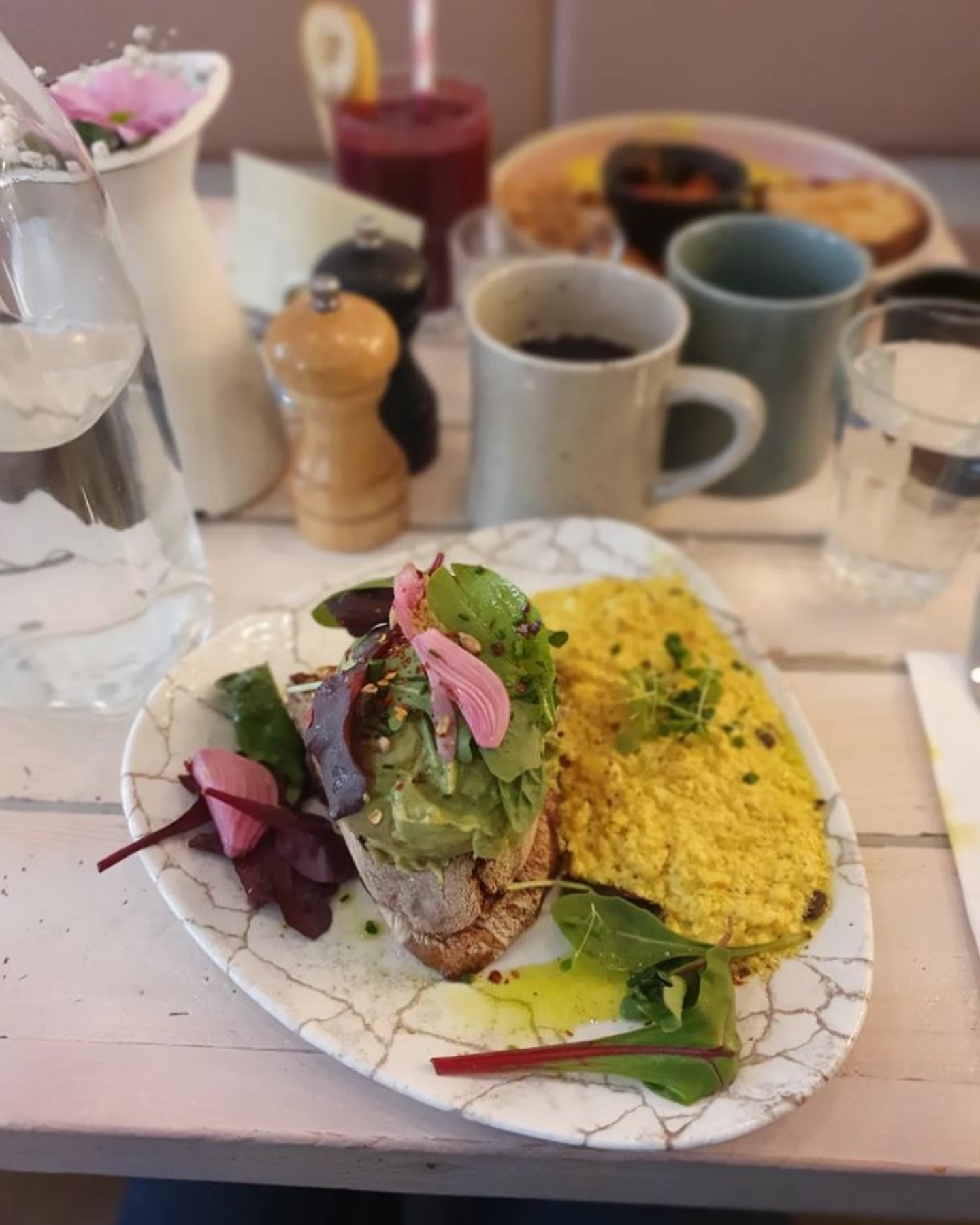 Looking for vegan brunch? We got you! 👏 Some of vegan options are…
🫐 Açai bowl
🍽️ Vegan Brekkie
🥑 Avocado toast
And more 😄
Thank you @sproutsbyanna for the great pic and the visit 😍