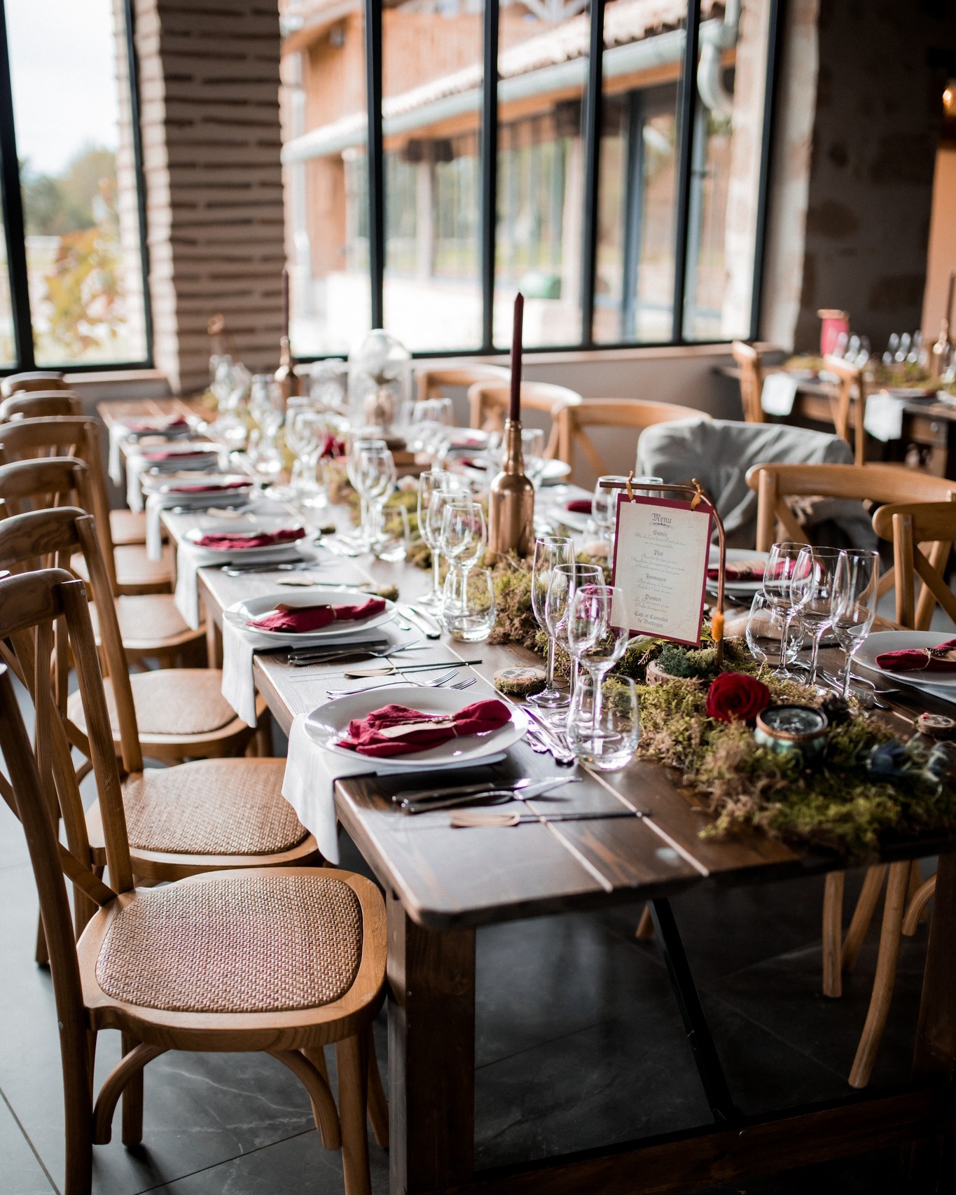 La décoration de table est la toile de fond parfaite. Chaque détail compte pour créer une ambiance magique et mémorable. Ici, nous restons dans le thème “Once Upon a Time”, avec une décoration féérique et enchantée, mêlant la nature automnale à la magie des contes dans une palette riche de tons bordeaux. 🍂🕯️🧡
Avec la super team
📸 @sarahgourvil_wedding
🎂 @mimie.sweeties
🏰 @domaine_le_herre
🪞 décoration by Aurore de Sun Day
#mariage #wedding #love #weddingday #amour #couple #weddingplanner #weddinginspiration