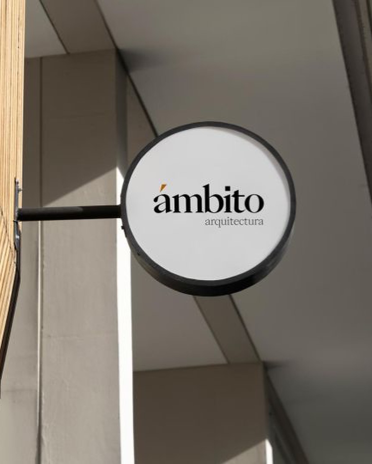 La confianza es el proceso.
@ambito_arquitectura es una oficina de arquitectura y diseño interior que involucrar a las personas detrás de cada proyecto. La perfección está en los detalles,
cada detalle cuenta y en los proyectos de @ambito_arquitectura esos detalles están integrados en la totalidad del espacio.
@ambito_arquitectura está dirigido principalmente a personas que buscan renovar sus espacios residenciales, como también a personas que están interesadas en el diseño de interiores, arquitectos que necesitan mejor soporte en diseño y personas que buscan crear un espacio personalizado y de confianza en el proceso.
El primer concepto que buscamos transmitir a través de la identidad visual es el oficio que hay detrás del servicio de @ambito_arquitectura . Esto implica comunicar el compromiso y la dedicación al buen trabajo, la calidad y el nivel de detalle que se logra en el resultado final.
Los colores de Ámbito son consecuencia del proceso de investigación que siempre llevamos a cabo en la etapa de creatividad del diseño de la marca. En relación a los acordes cromáticos de los conceptos asociados a @ambito_arquitectura tales como confianza, cercanía, seguridad y felicidad.
La tipografía ocupada en el logotipo de Ámbito fue “Eiko”. Una tipografía serif de origen japonés. Elegimos esta tipografía por la historia que tiene el fundador de @ambito_arquitectura con Japón y su cultura, recurso de diseño que complementa muy bien el cuidado por los detalles y la calidad del producto final que entrega @ambito_arquitectura
También diseñamos el sitio web responsive, con el objetivo de hacer más interactiva la comunicación con la clientela y mantener informado al publico de @ambito_arquitectura sobre sus proyectos y servicios.
Si quieres saber más de este proceso creativo, y encontrar otros proyectos así, te invitamos a visitar nuestro sitio web 🤓Link en la bio!
Ponle #creatividad
Ponle #estrategia
Estrategia:Contextualización/Simplicidad
Puntos de encuentro: Web/Dispositivos
#design #interiordesign #storedesign #branding #brandexperience #shopping #diseño #designstudio #logo #visualidentity #brands #websitedesign #uxui #architectura #arquitecture