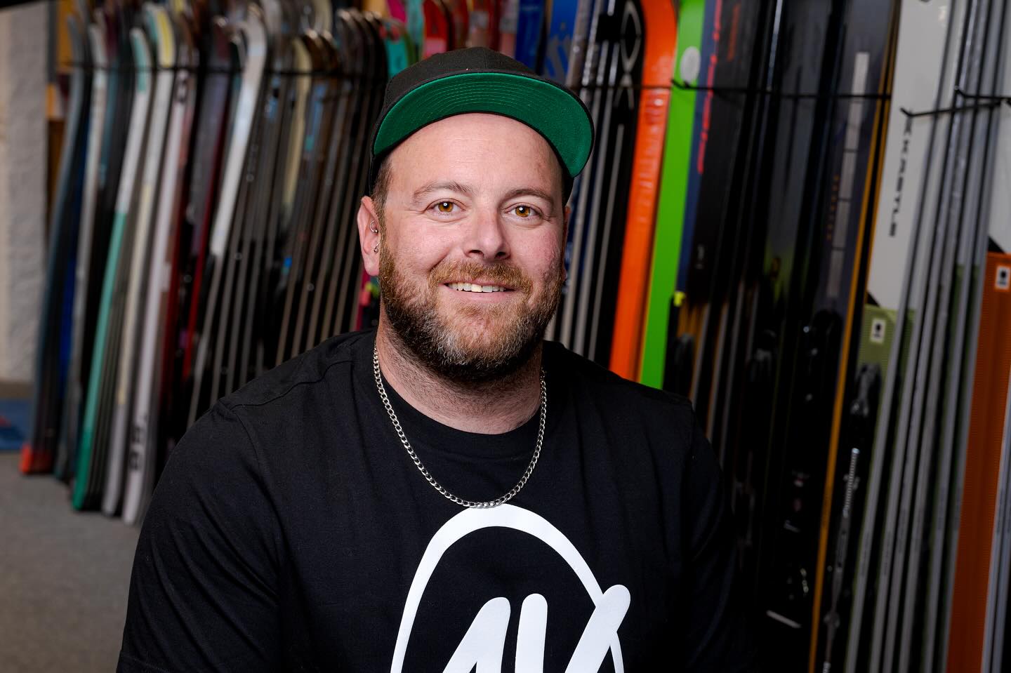 📣 Aujourd’hui, on vous présente un membre clé de notre team : Kevin, le fils de la maison ! 🏔️🎿
Né dans le monde du tourisme et du sport, Kevin baigne dans cet univers depuis toujours. Déjà adolescent, il s’imposait par ses grandes connaissances techniques, que ce soit sur les chaussures ou les skis. 🎿👟
Kevin, c’est aussi quelqu’un de sûr et passionné par ce qu’il propose. Il prend toujours le temps d’écouter et de comprendre les besoins de chacun de ses clients, pour offrir des conseils adaptés et personnalisés. 💬✨
Et bien sûr, vous le retrouverez chaque année aux ski tests, prêt à partager ses avis d’expert avec enthousiasme et professionnalisme ! 👌
Passez en magasin rencontrer Kevin, il saura vous guider vers l’équipement idéal pour vos prochaines aventures ! 🔥⛷️
📸 @samuel.devantery