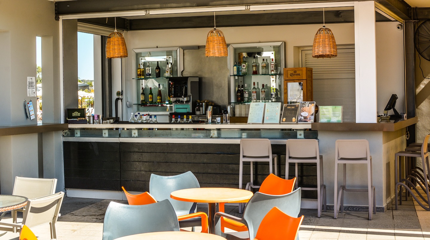 Enjoy a refreshing cocktail in our pool bar! 🍹🏝️☀️
#virginia_family_resort #virginiafamilyresort #rhodes #greece #summerresort #hotel #greekhotels #hoteldesign #hotelarchitecture #summervacation #hotelsingreece #rhodeshotel #familyvacation #summertime