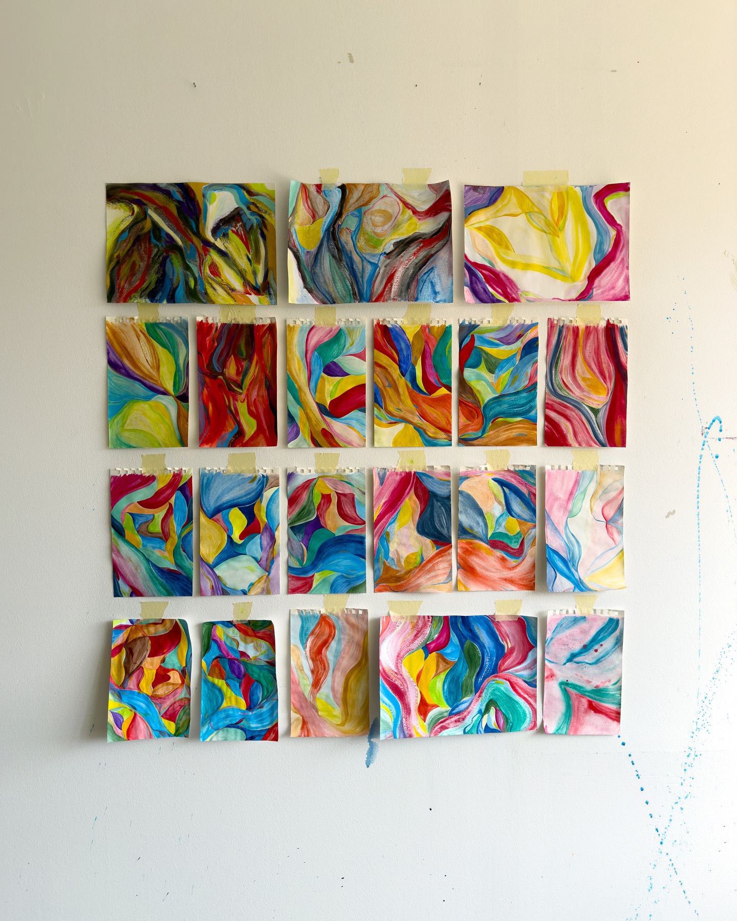 As some of you may have seen in my studio this weekend, my visual expression is changing slightly and gaining a richer palette of colors. ✨🌈 To say the last months have been difficult would be an understatement, and I don't mean to complain, life happens, things come up that need dealing with and put anything other than that aside. But life is beautiful in this richness. Every day brings something new, even just waking up is a small miracle from God. I'm grateful for the life I've been given and the many ups and downs it brings. It all comes to create one big experience of life. That's what these small studies represent, so far. The intertwining of experience in life, the way we connect and move through it with and around others. It's mysterious at times, and predictable at others. And I believe it should be regarded and appreciated as a wonderful thing.
#Art #ZenyVUmeni #AbstractArt #Painting #FemaleArtist #colorful