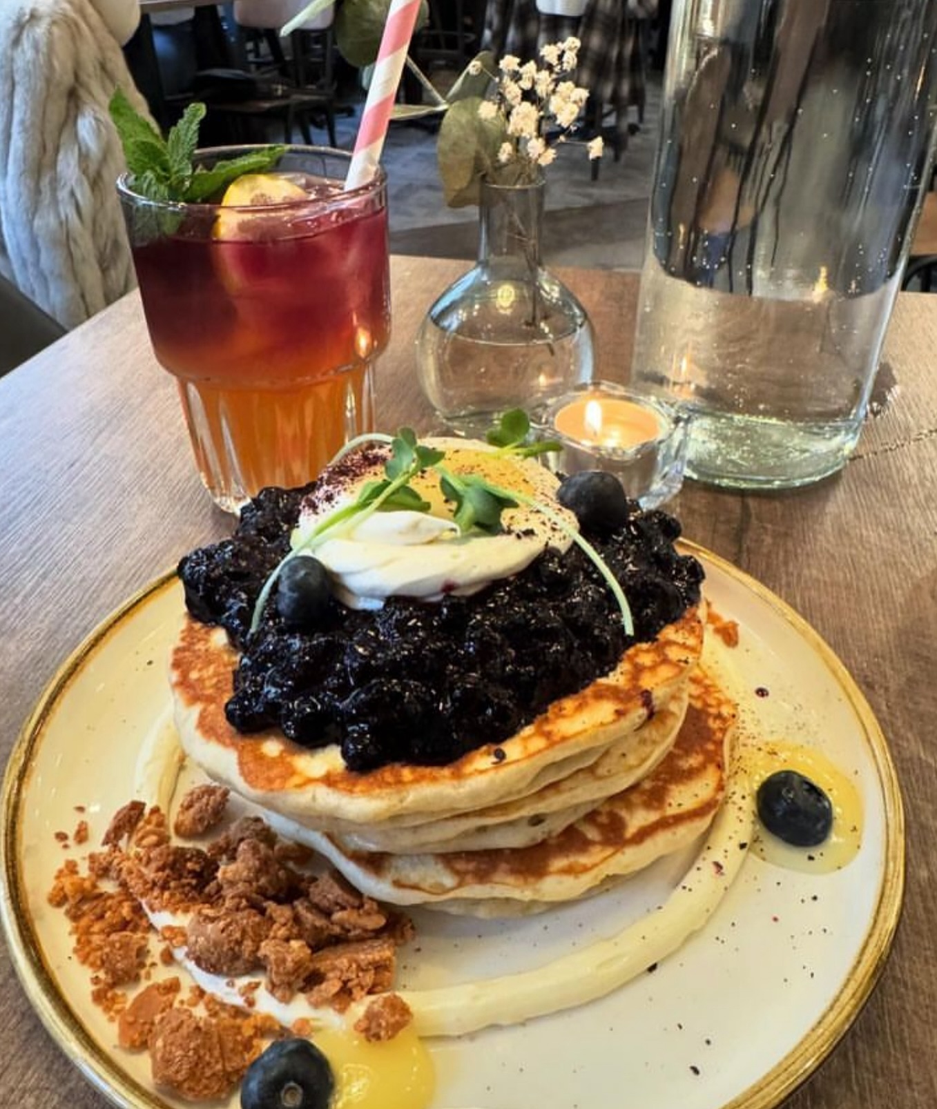 Some pancake goodness right here 👆
At Karavägen we have these beautiful Blueberry Pancakes - 3 fluffy American pancakes with blueberry compote, lemon & cream cheese frosting, lemon curd, roasted white chocolate 🥞🫐🍋
Thank you @ruby_s1ippers for the pic and the visit 🫶