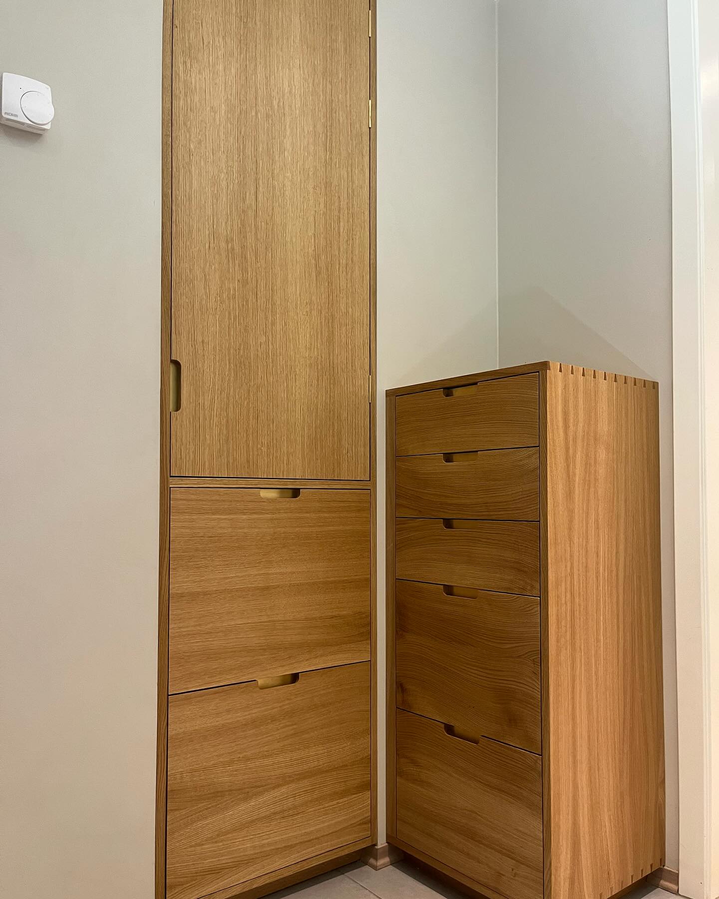 Garderobe i gang, i heltre eik og Ask med detaljer i messing. Med håndsinket skuffer til sko og tøy
.
.
.
.
.
.
.
.#woodworking #woodcraft #craftmanship #finewoodworking #cabinetmaker #interior #home #modern #craft #build #handmade #furniture #furnituredesign #todaysmaker #traditional #woodworking #bespokefurniture #dovetails #rosewood #møbelsnekker #møbeldesign #maker #furnituredesign #interior #custom #woodworkersofinstagram #decor #home #tools #woodworkingcommunity #woodworkers