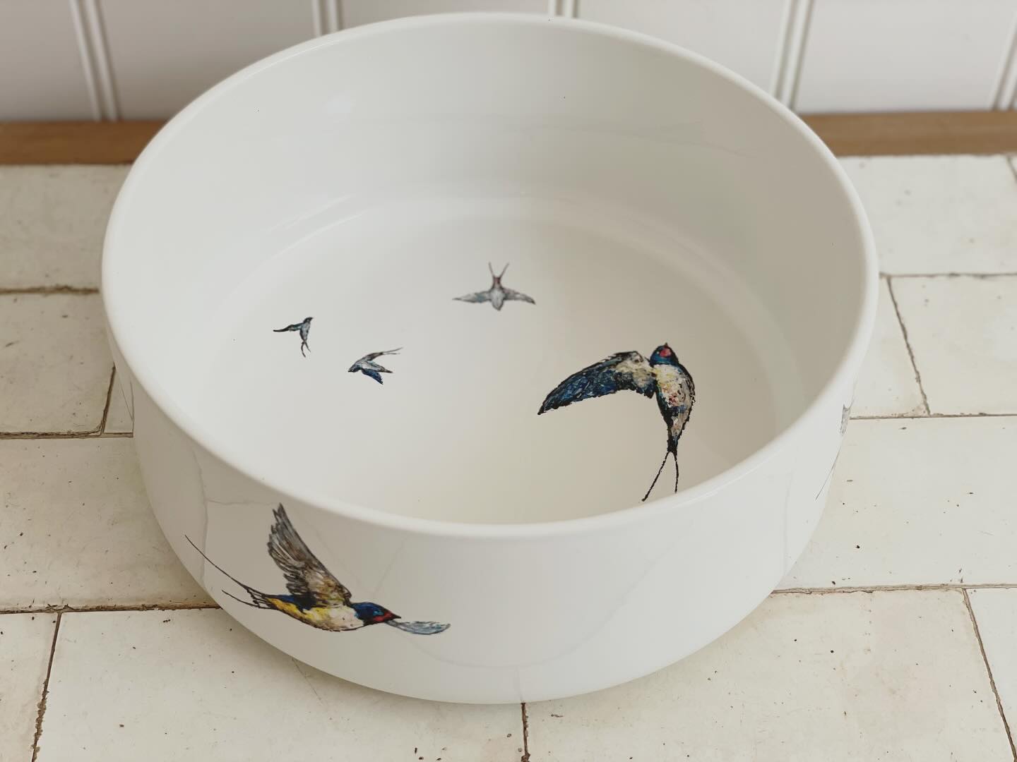 Still stuck for a special pressie? I have two beautiful one off hand painted pieces left, only available to collect locally from my studio Tunbridge wells/Sevenoaks area so as not to risk damage in the post. This lovely porcelain ware has been fired so can be used for serving food. Perfect for a Christmas drinks party! 🎄🍸 Large swallow bowl £65, Runner Duck Platter £85. DM me if your interested first come first served x