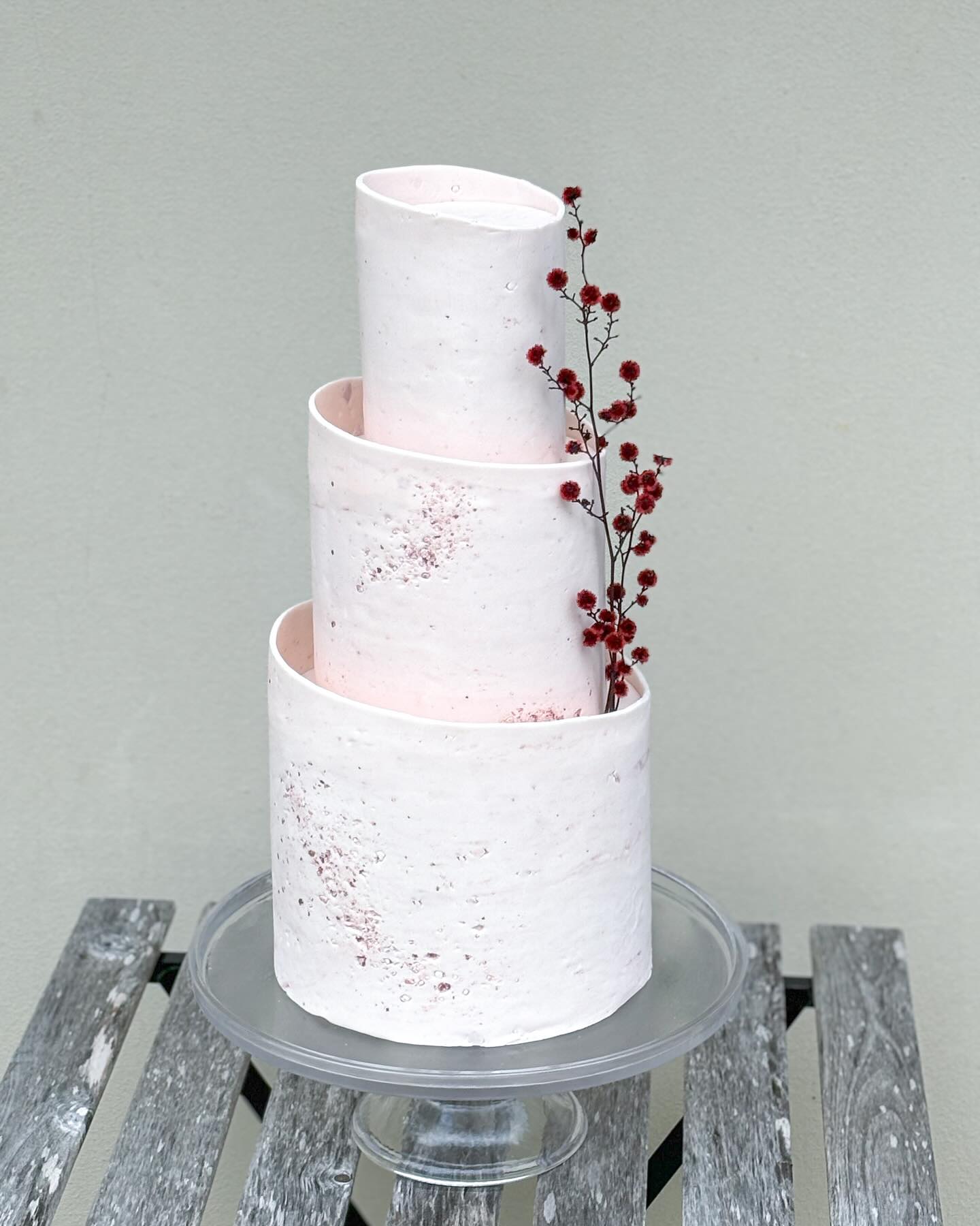 I have been meaning to share this gorgeous wedding cake design for ages!! I just never felt I did it justice with the photo.
It has been so much fun creating new designs lately for expos and photo shoots, this one was from a while ago.
Bringing in a few different techniques into this design of old fondant crumbled into fresh fondant to create the texture you can see.
I will say though doing cakes at night time verse day time I always underestimate the colours vibrants or colour depth, so when I is the daytime I step back and I’m like wow that’s a lot more colour then I realised hahah.
I seriously can’t wait to invest in the @bakebossaustralia fondant rolling machine to create all these beautiful pieces with more ease!
White Cake Craft Fondant, Tylose Powder & Burgundy Food Colouring was used to create this design.
Along with all your dummy needs !
I feel like I brought so many different dummy sizes and shapes recently with all my expos so I can’t wait to share more!!
Paid Partnership
.
.
.
.
.
.
#dummycake #weddingcake #kaikaicakery #weddingcakeinspiration #colouredweddingcake #goldcoastweddings #cakeexpo