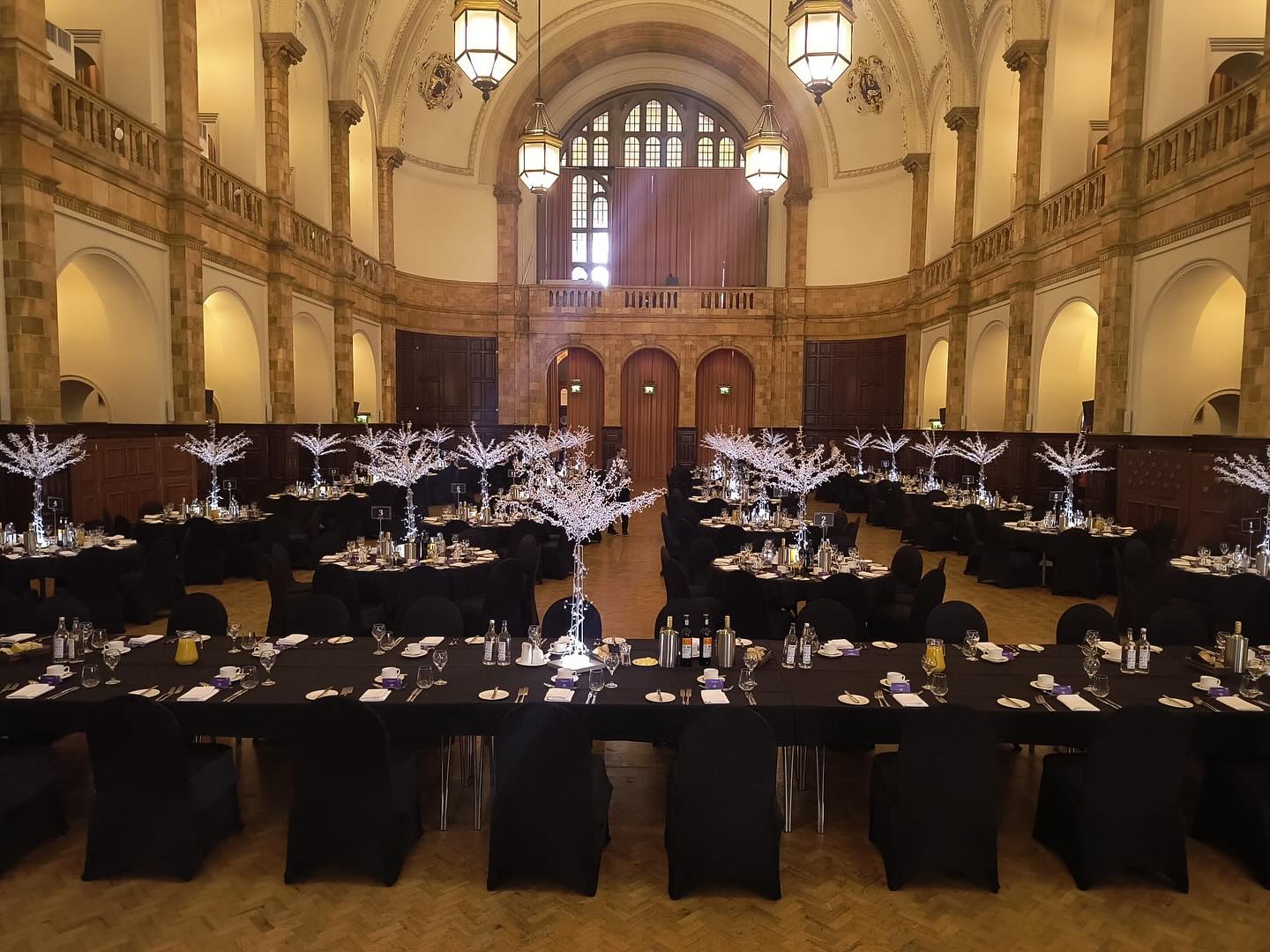 Venues don’t get much better then this 😍
The Great Hall at @unibirmingham 😍
From the second you walk in you can’t help but marvel at how beautiful this hall is and I had the luxury of performing around the tables here on Tuesday night.
Huge thanks to fabulous people at Amethyst Events for hiring me and I look forward to working with you all again soon 😘