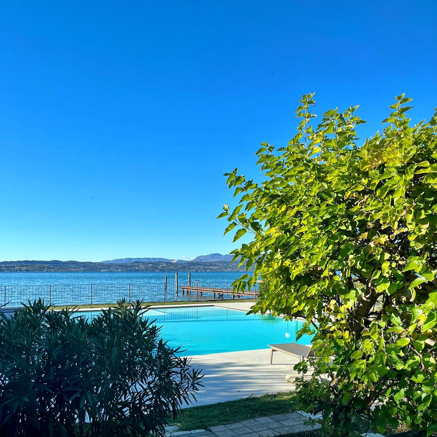Double view from the room 🩵👀
#villapioppi #villapioppihotel #villapioppirestaurant #villapioppipizzeria #sirmione #gardalake
📷 @s_bandi