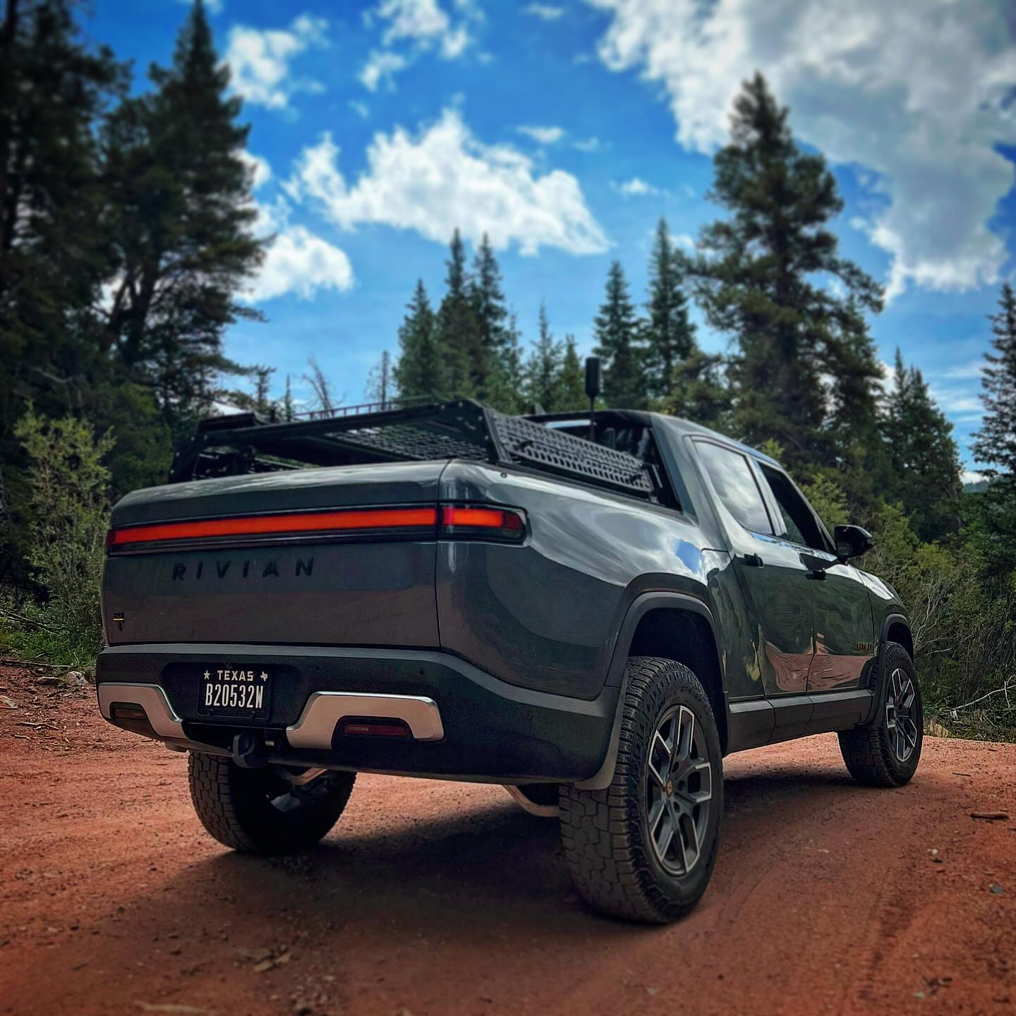 I’m eyeing some @electruck4x4 sliders. Anyone running these? 🤷🏻♂️🤷🏻♂️🤷🏻♂️