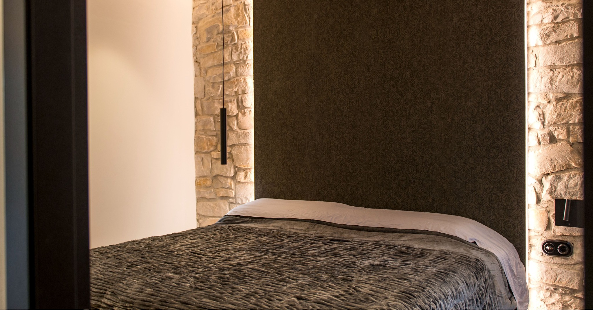 Comencem la setmana amb la última publicació del projecte que vàrem iniciar la setmana passada.
L'habitació , realment aquest espai, sobri, amb tocs de pedra, paper i donant importància a la il·luminació. Defineix el projecte i la seva essència.
#interiordesign #designlovers #arquitecturainterior #disseny #espaih #dissenyinteriors #decoración