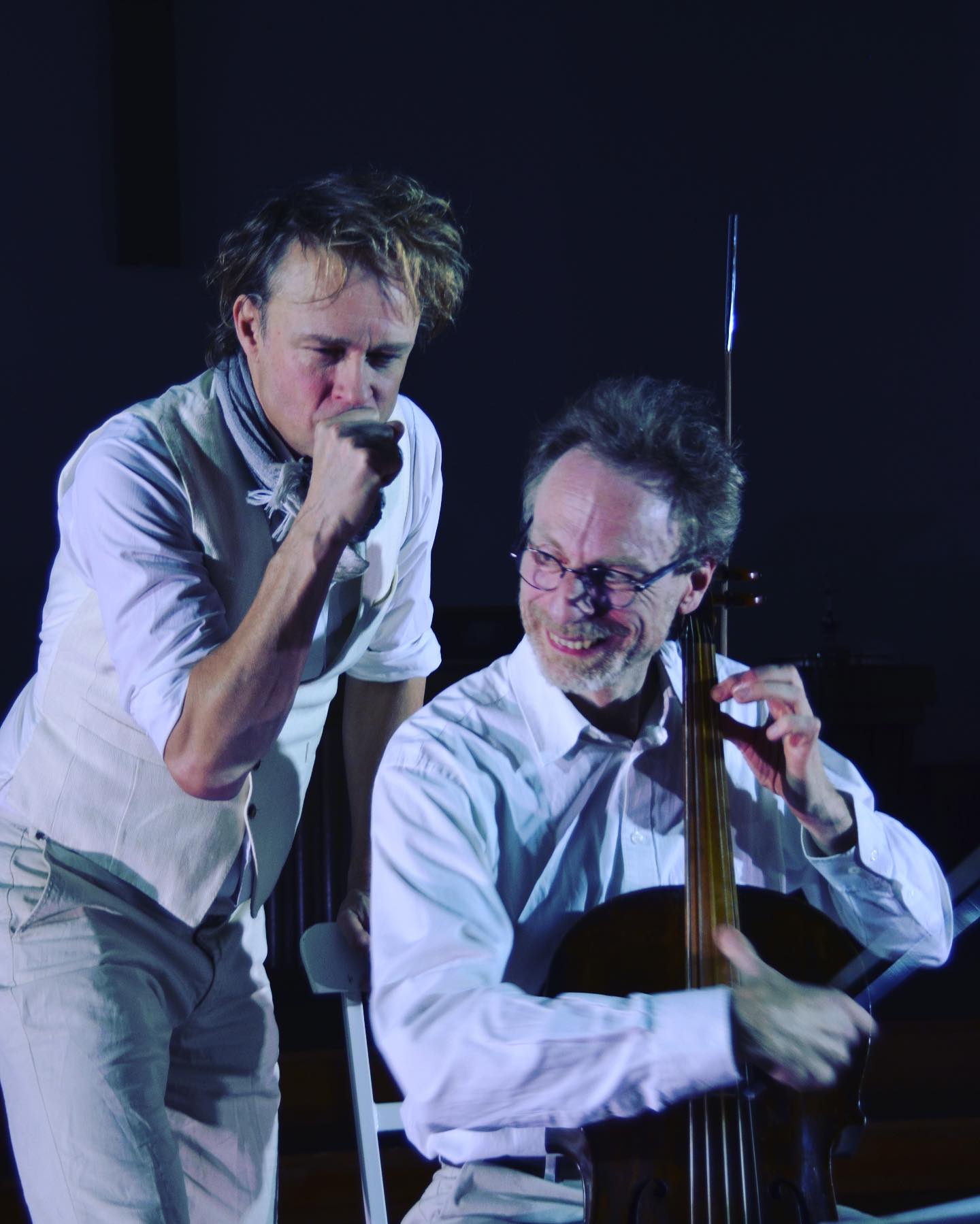 Bach, gespeeld door @thomasdebres: vertelt zijn levensverhaal aan cellist Joris van Haaften in de tuin van het Hof van Köthen.
Nog drie weken en dan gaat de voorstelling spelen in theaters en een reeks Lutherse kerken! We zien ernaar uit!
Ticketlink in bio
@luthersamsterdam @luthersegemeentearnhem @theaterinsblau @stadsgehoorzaalkampen
@luthers_zwolle @lutherse_kerk_denhaag